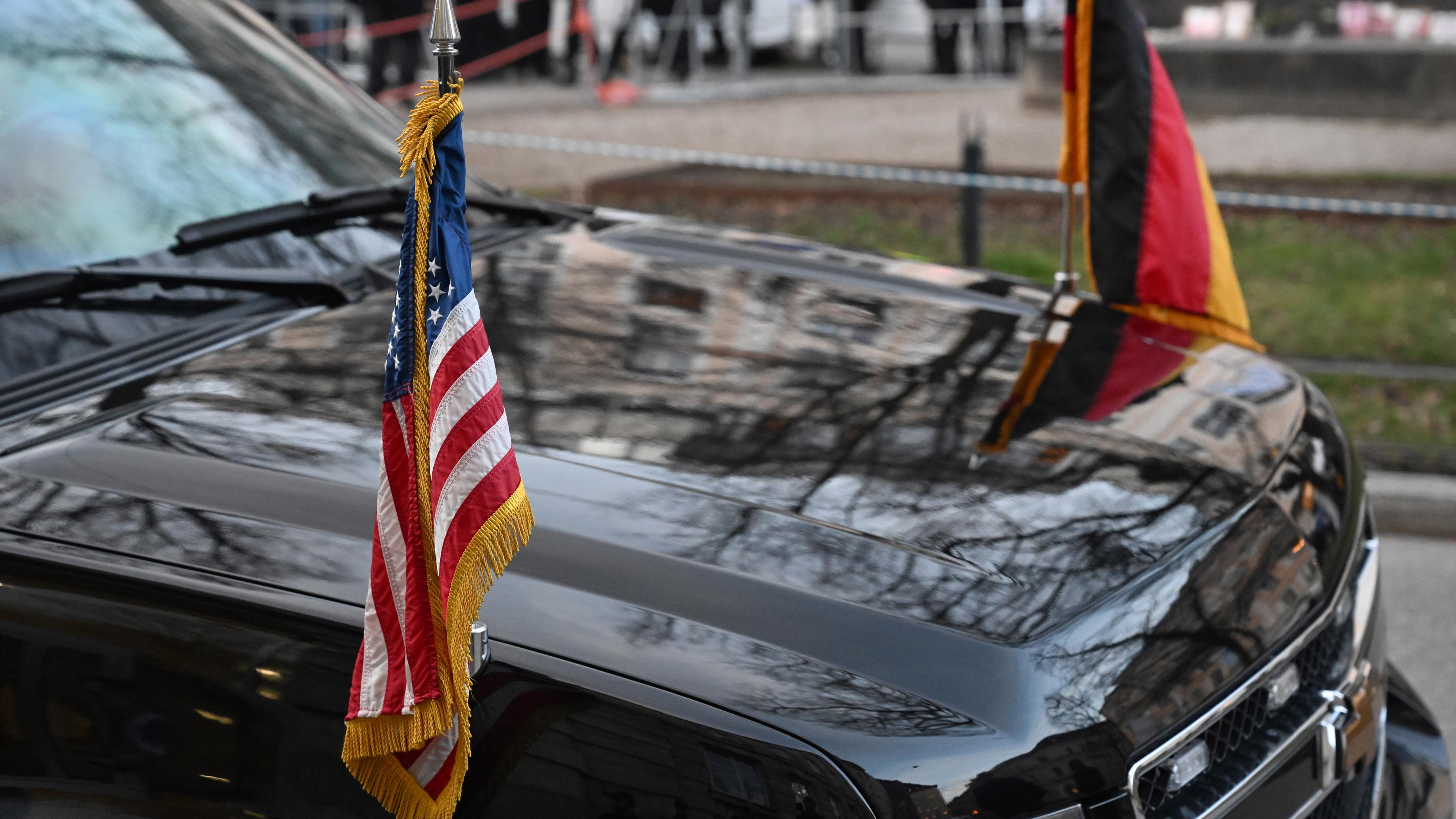 Bayern, München: Flaggen der USA und Deutschland sind an einem der Autos von Kamala Harris, Vizepräsidentin der USA, bei der Münchner Sicherheitskonferenz vor dem Bayerischen Hof zu sehen.