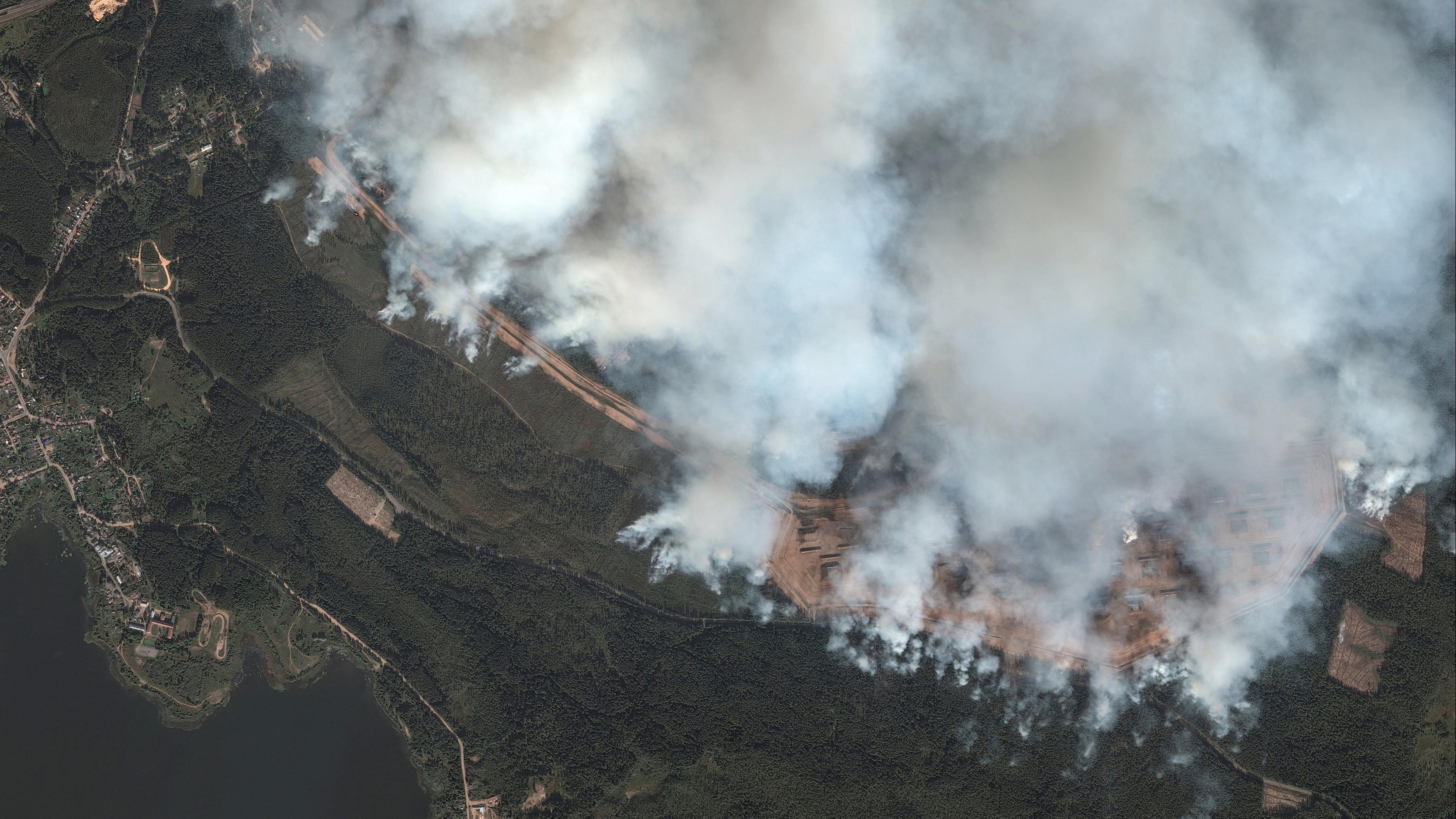 Ein Satellitenbild zeigt einen Überblick über das Munitionsdepot nach der Explosion  in Toropez