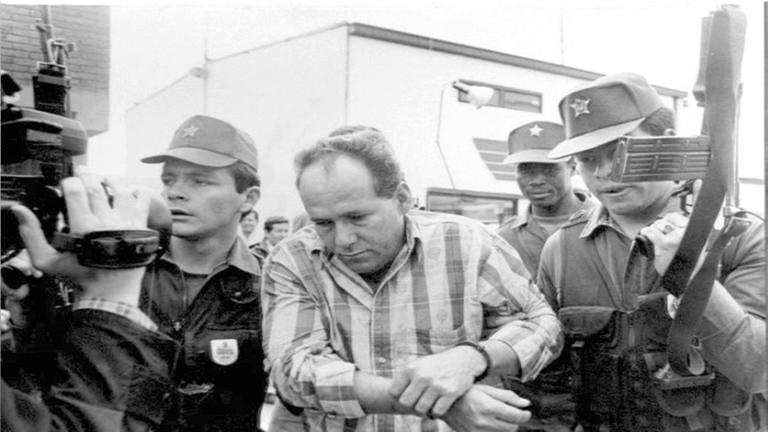 Humberto Munoz Castro wird von der kolumbianischen Polizei abgeführt. Später wird er wegen des Mordes an Andres Escobar zu 43 Jahren Haft verurteilt, kommt aber nach elf Jahren wegen guter Führung frei.