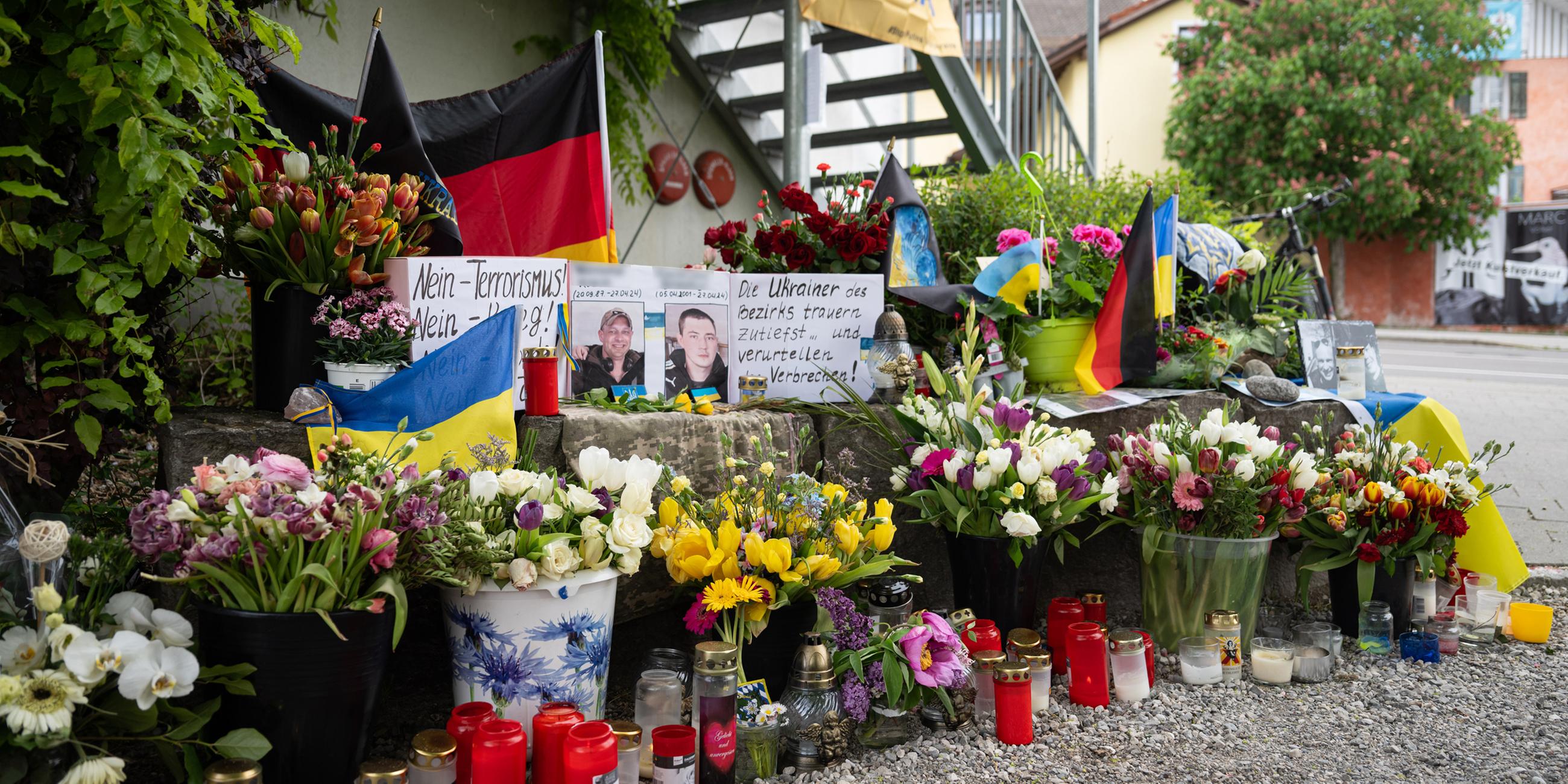  Neben dem Einkaufszentrum an dem am 27.04.2024 zwei Männer aus der Ukraine getötet worden sind, wurden Blumen niedergelegt. 