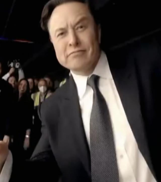 Elon Musk tanzend bei einer Veranstaltung