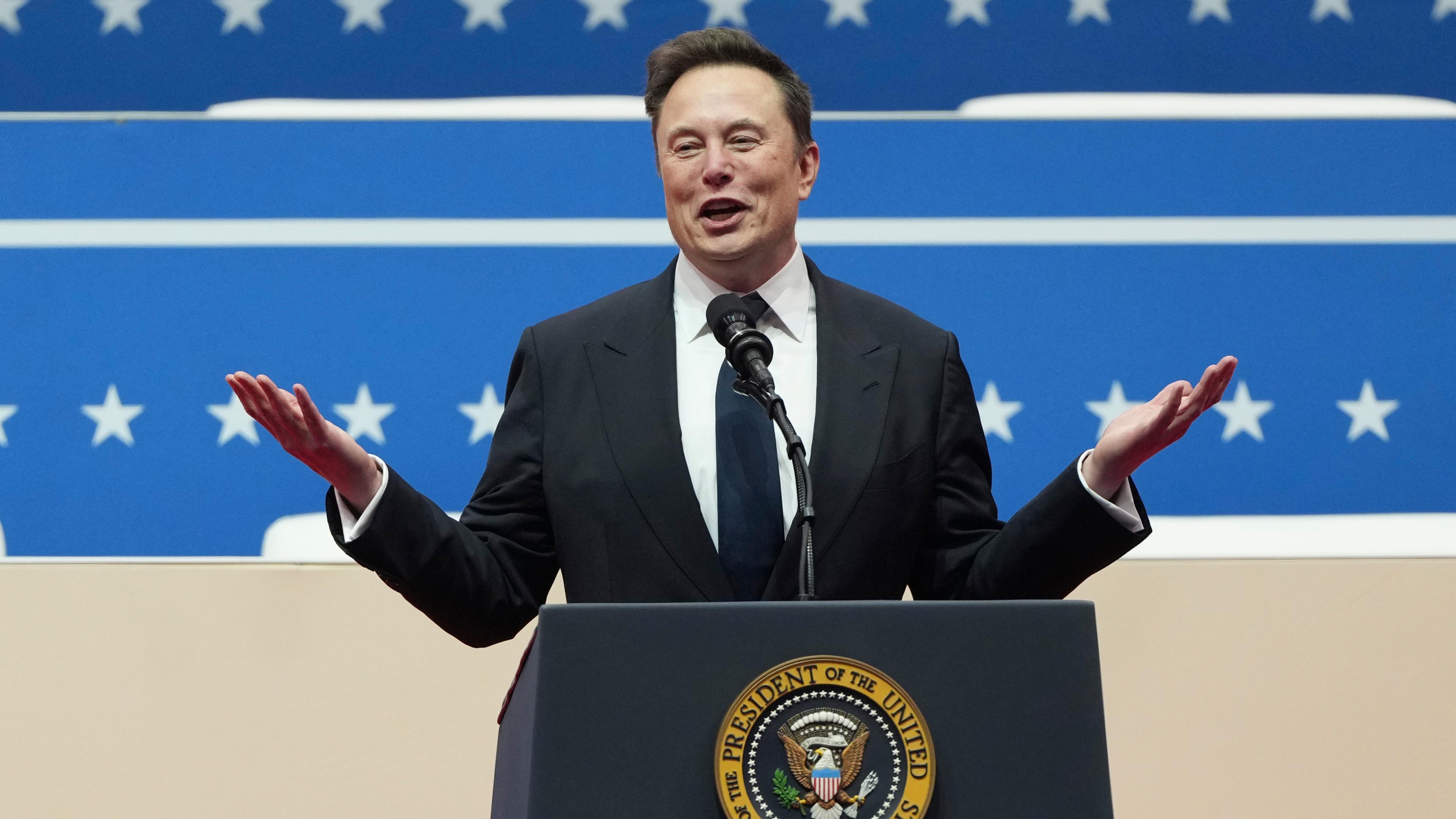 Elon Musk spricht bei einer Indoor-Parade zur Amtseinführung des US-Präsidenten in Washington.