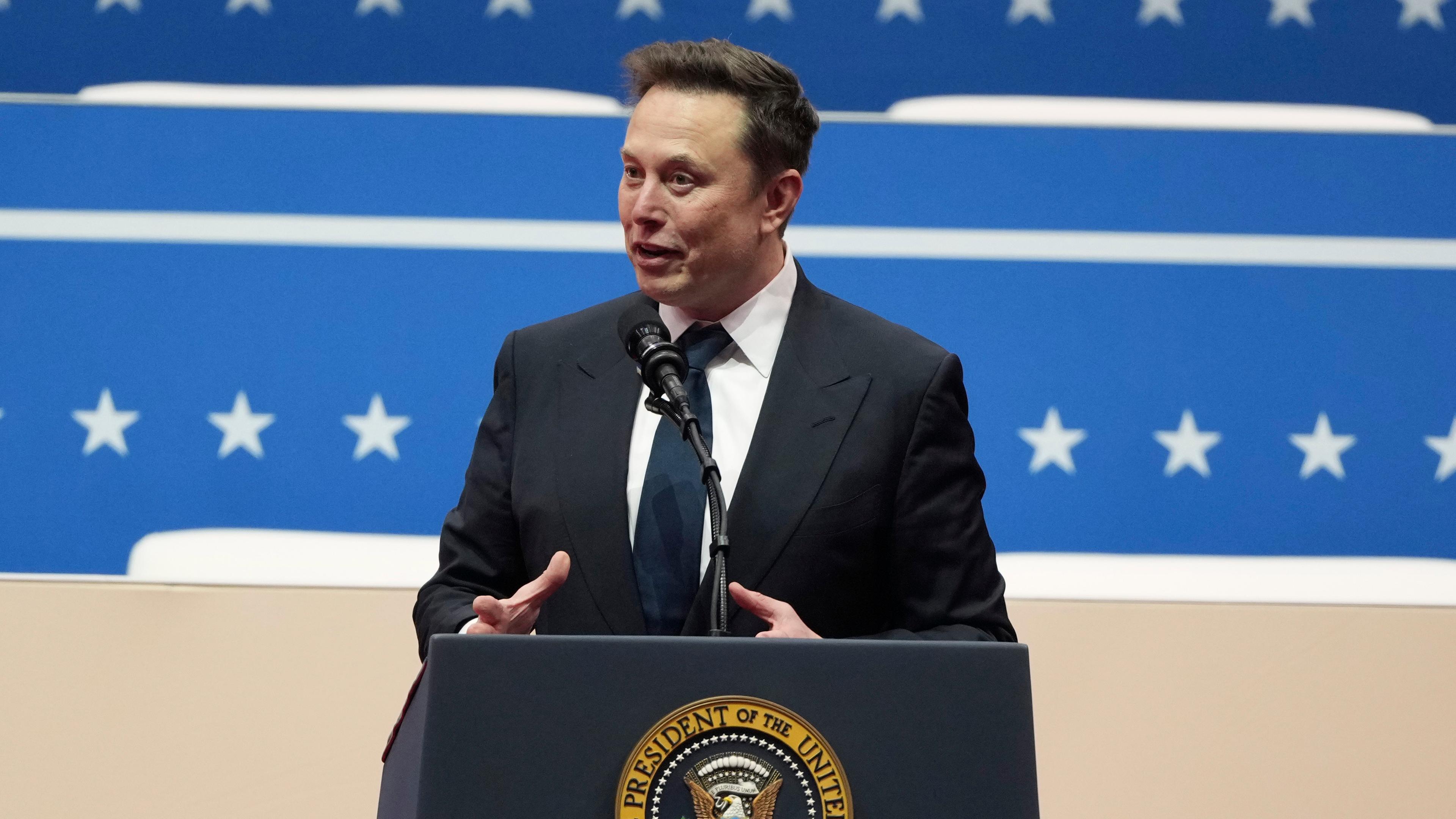 Elon Musk spricht bei einer Indoor-Veranstaltung zur Amtseinführung von Präsident Trump in Washington.