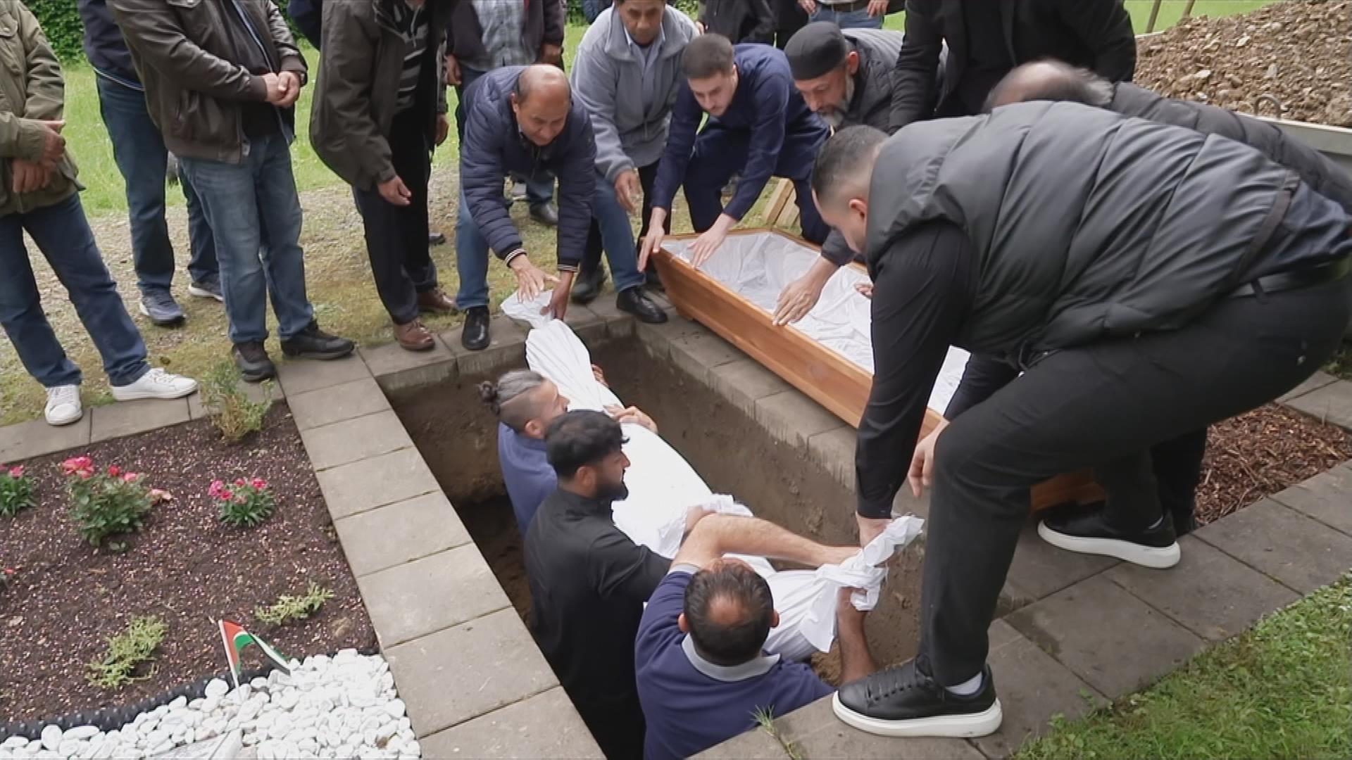 Muslimischer Leichnam wird beerdigt.