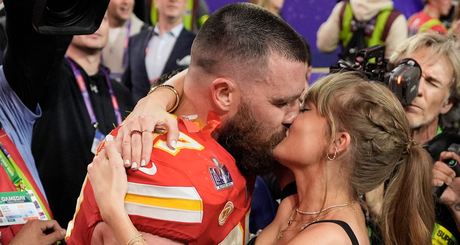 Travis Kelce und Taylor Swift küssend