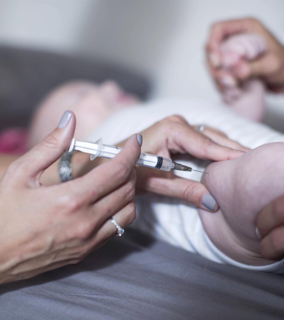 Mutter und Baby bei einer pädiatrischen Untersuchung