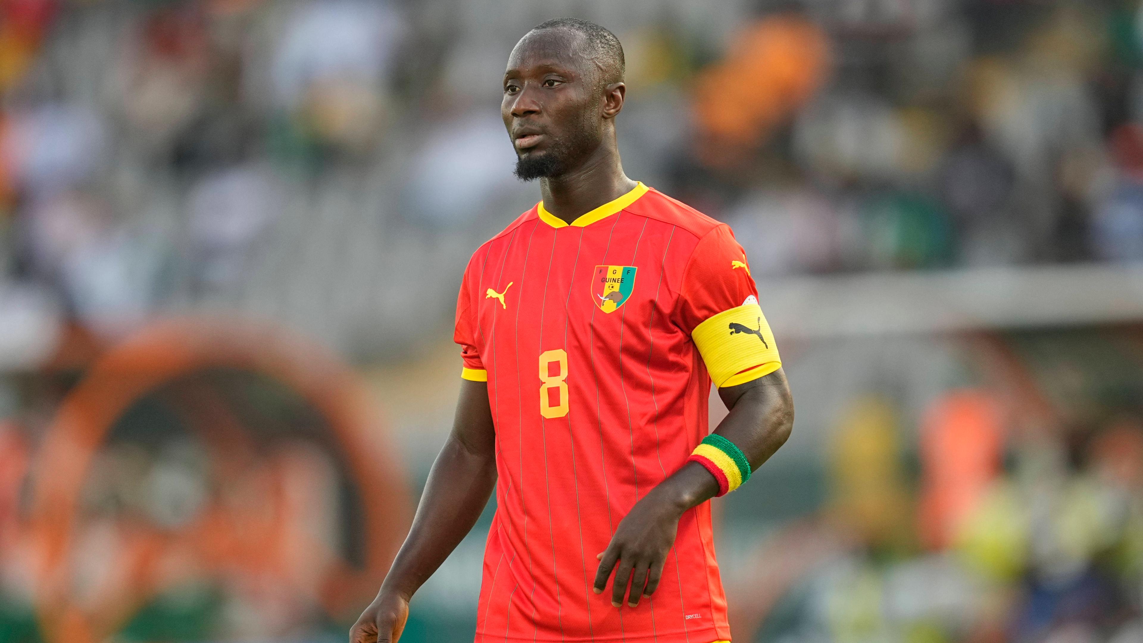 Der Fahnenträger für Guinea ist ein Bekannter aus der Fußball-Bundesliga: Werder Bremens Naby Keita. Bei Olympia führt er Guineas Nationalmannschaft als Kapitän an.