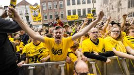 Os fãs do NAC comemoram a promoção à primeira liga em 3 de junho de 2024 no Grote Markt em Breda. Eles lutaram com sucesso contra a aquisição pelo City Football Group