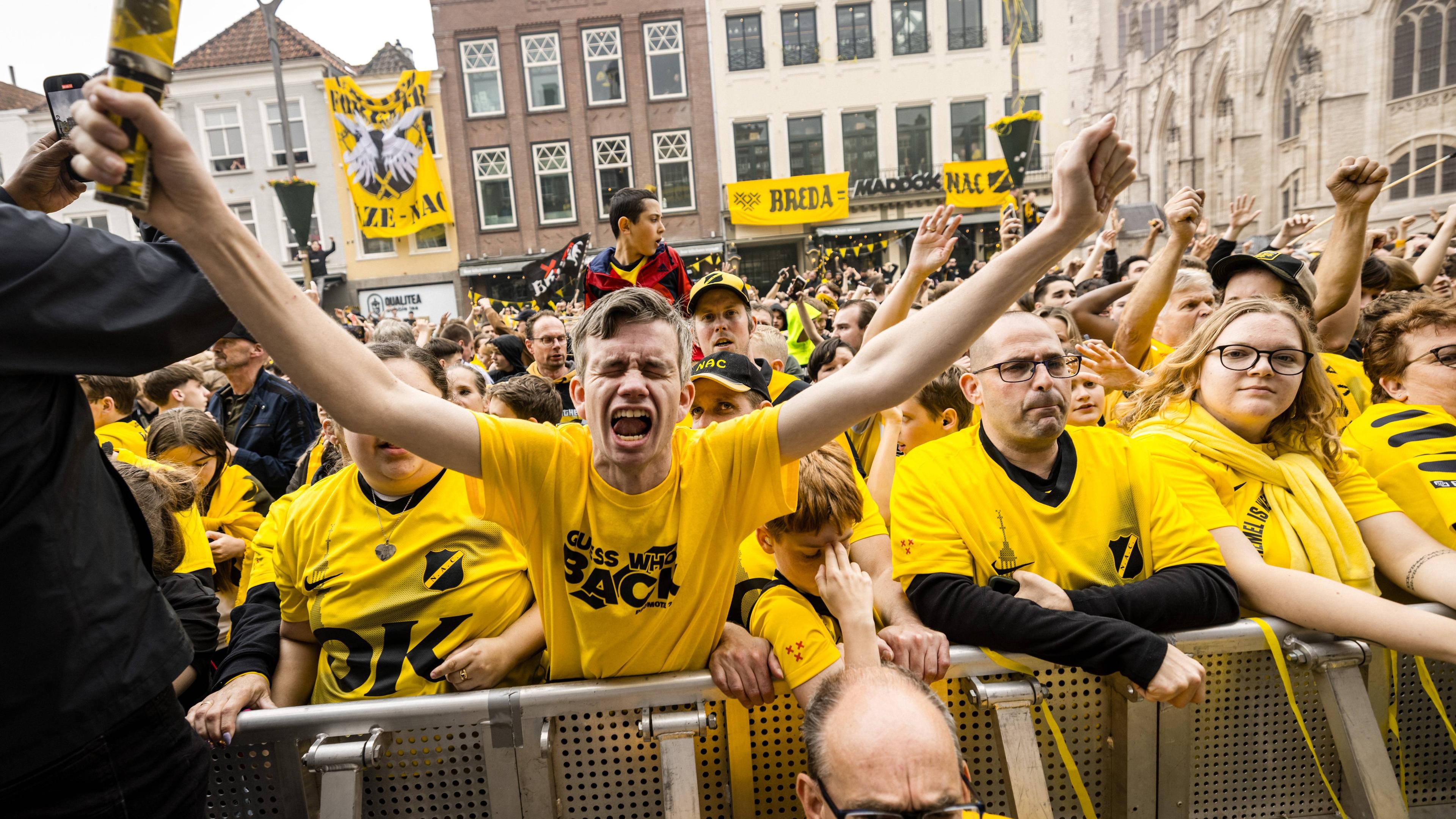 Fans von NAC feiern am 3. Juni 2024 auf dem Grote Markt in Breda den Aufstieg in die erste Liga. Sie haben erfolgreich gegen die Übernahme durch die City Football Group gekämpft