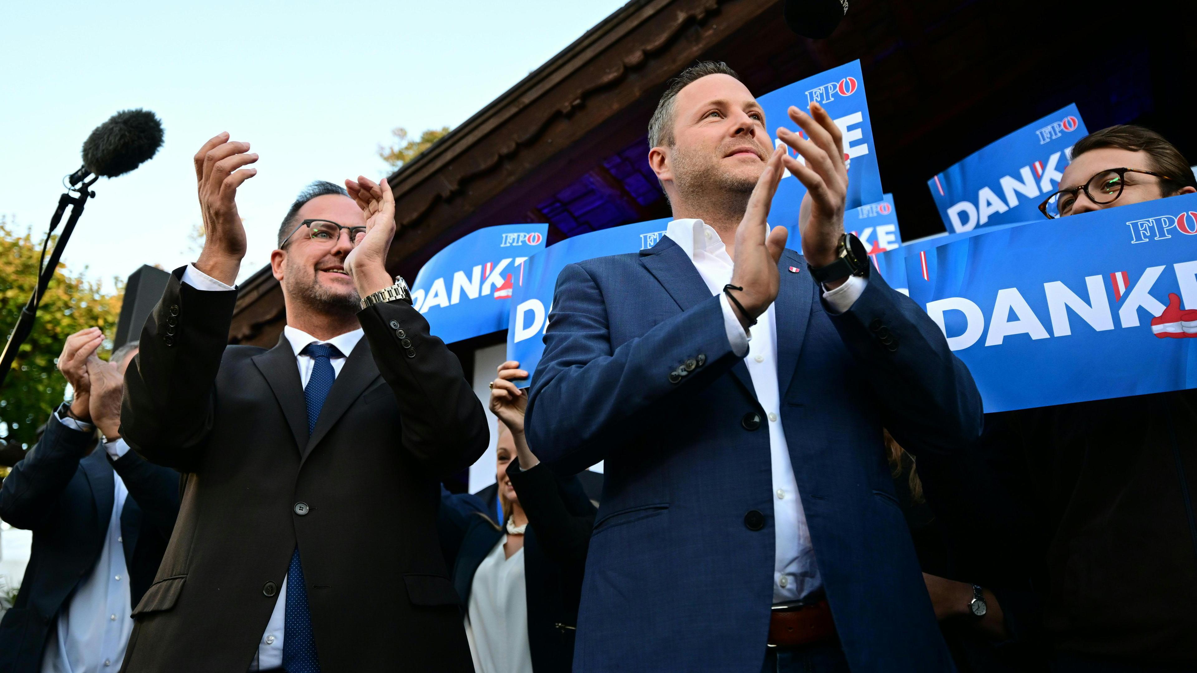 Österreich, Wien: Christian Hafenecker (l) und Michael Schnedlitz nehmen an der FPÖ-Wahlparty im Rahmen der Nationalratswahl teil.