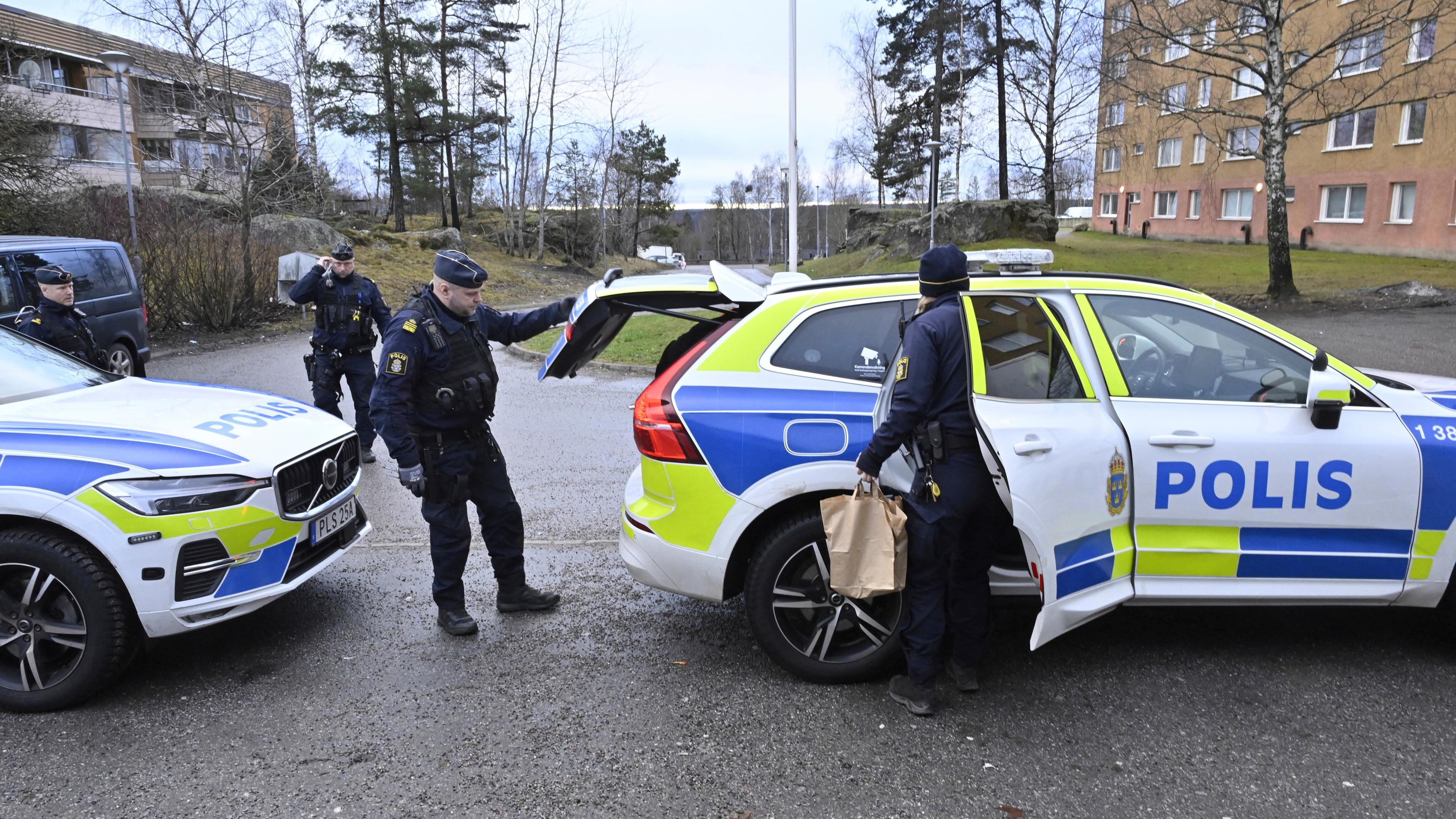 Polizisten bei einem Einsatz in Södertälje, südlich von Stockholm.