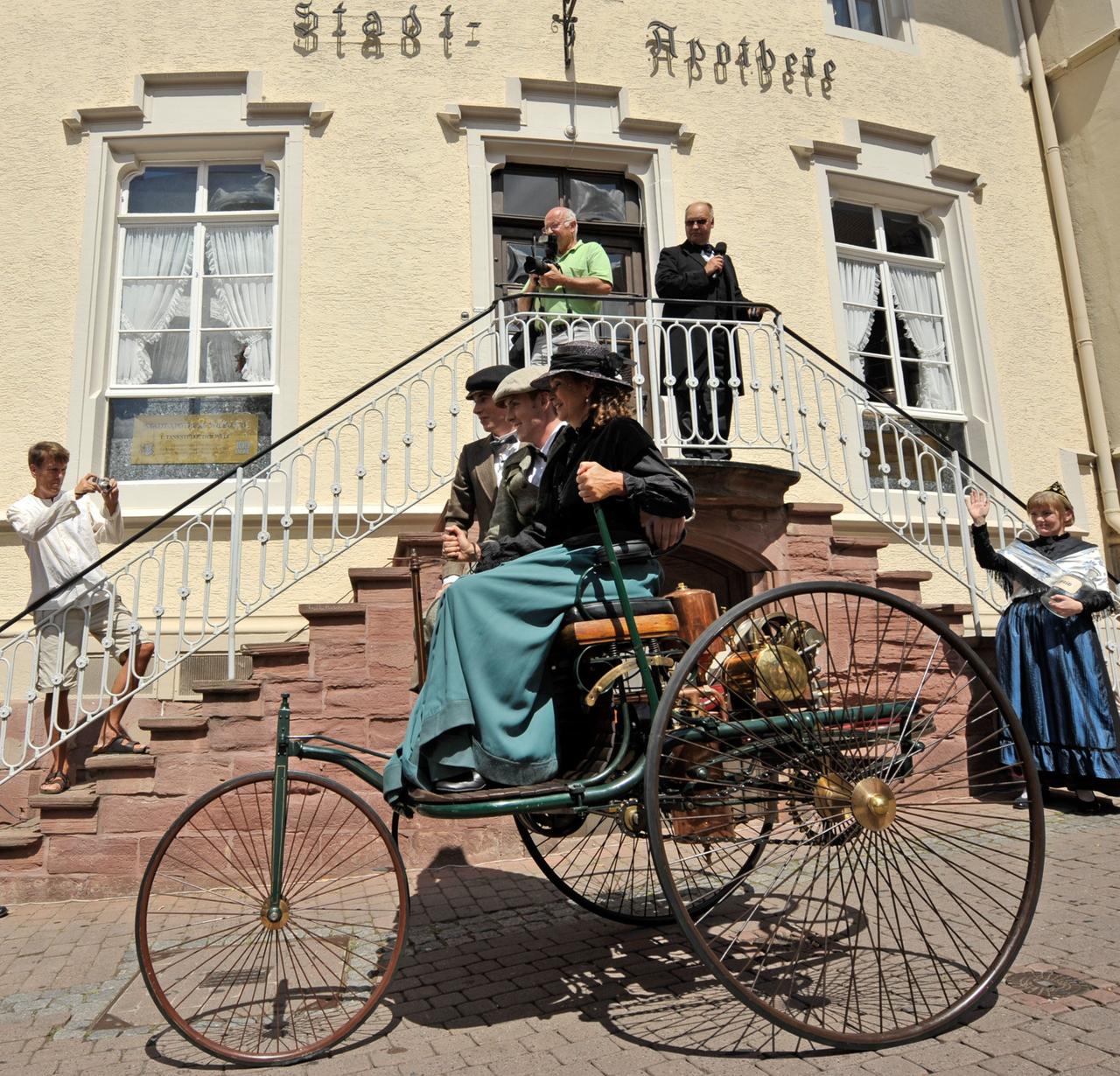 Fahrt auf Nachbau eines Patent-Motorwagens von Carl Benz