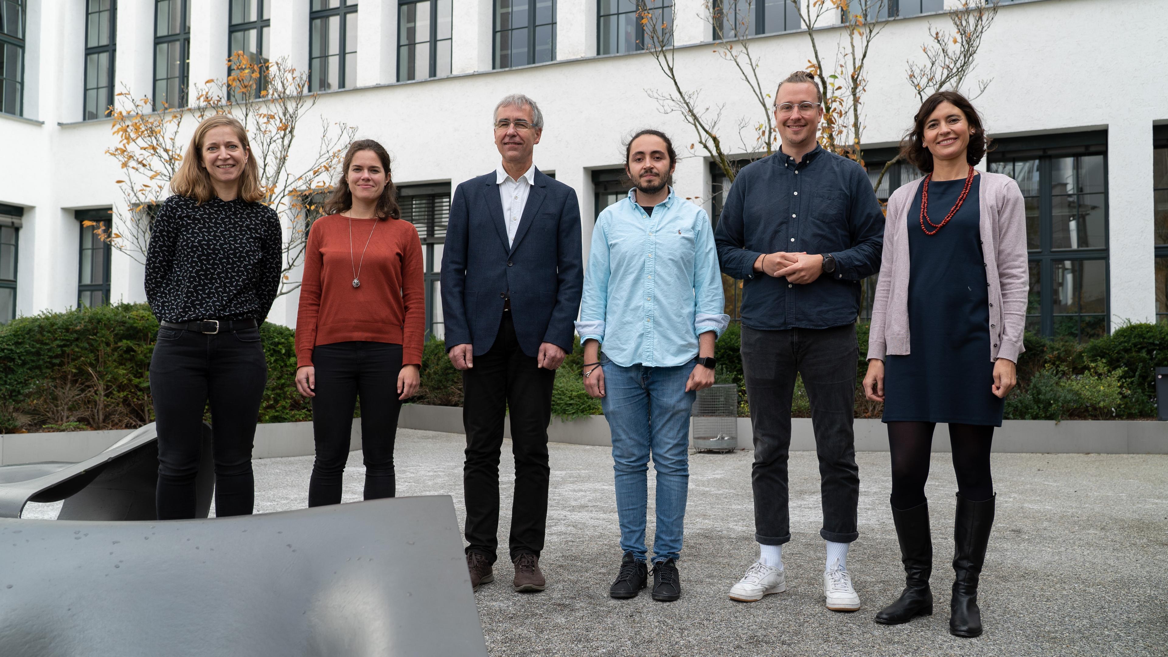 Personenaufstellung für Pressefoto