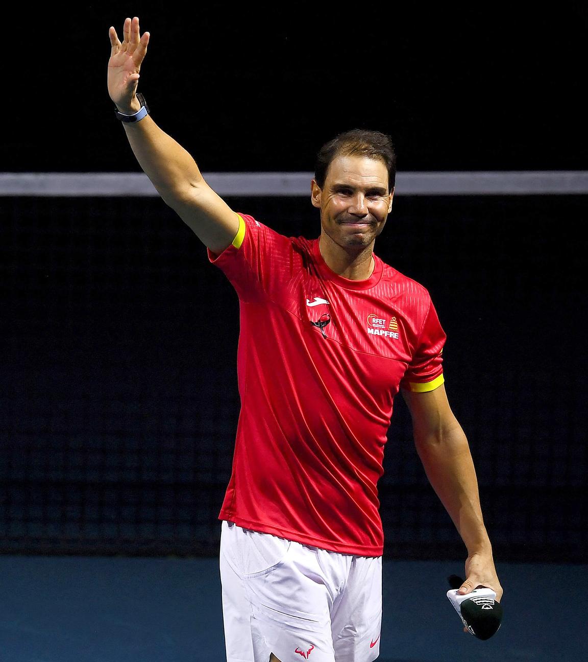 Rafael Nadal winkt beim Davis Cup ins Publikum, aufgenommen am 20.11.2024 in Malaga (Spanien)