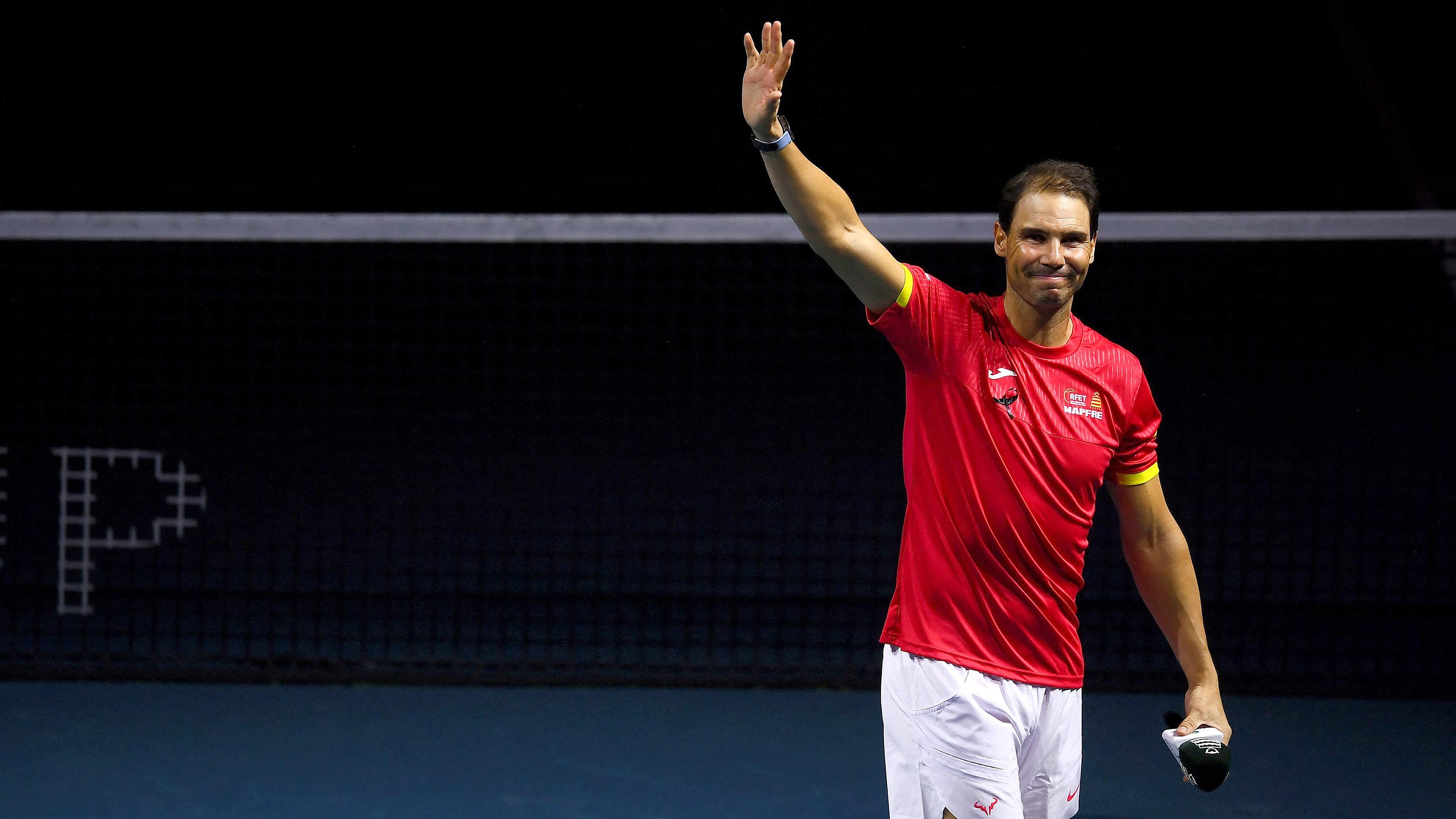 Rafael Nadal winkt beim Davis Cup ins Publikum, aufgenommen am 20.11.2024 in Malaga (Spanien)