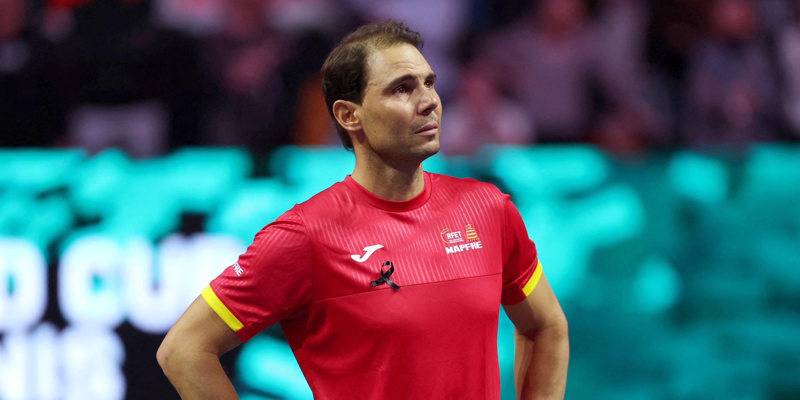 Rafael Nadal schaut traurig beim Davis Cup ins Publikum, aufgenommen am 20.11.2024 in Malaga (Spanien)