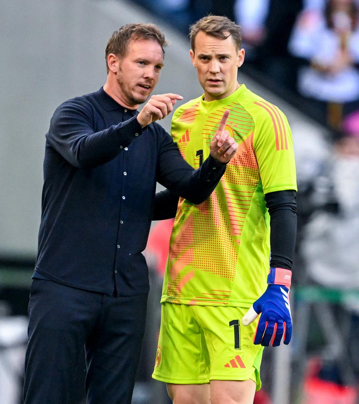 Bundestrainer Julian Nagelsmann gibt Torwart Manuel Neuer Anweisungen.