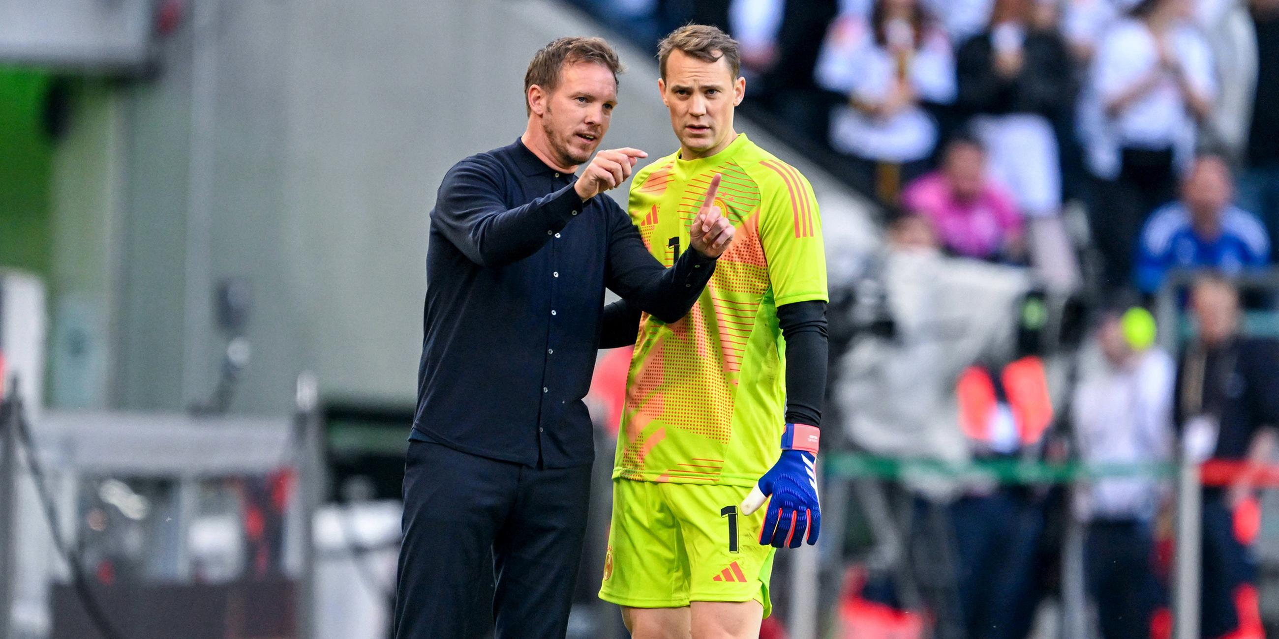 Bundestrainer Julian Nagelsmann gibt Torwart Manuel Neuer Anweisungen.