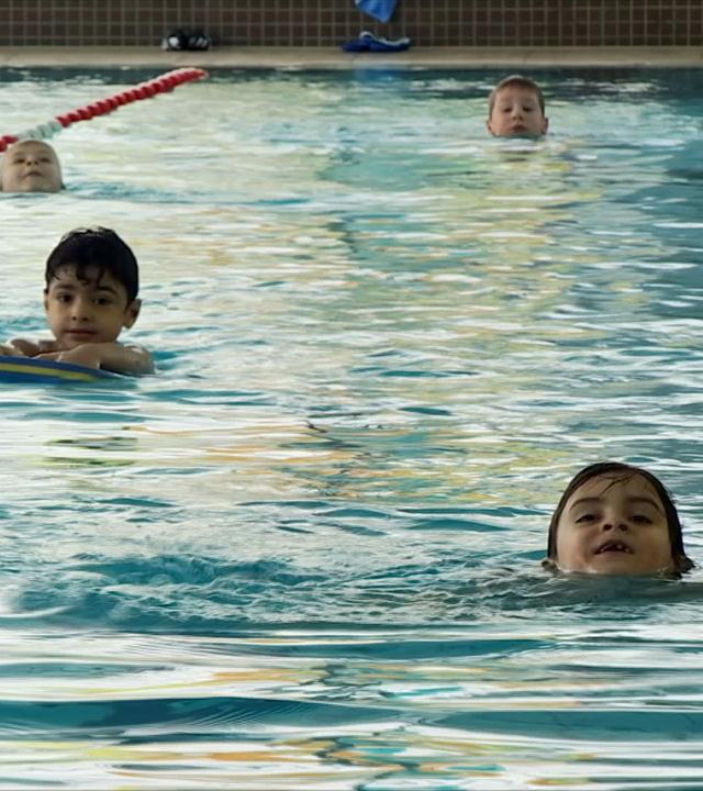 Kinder lernen schwimmen