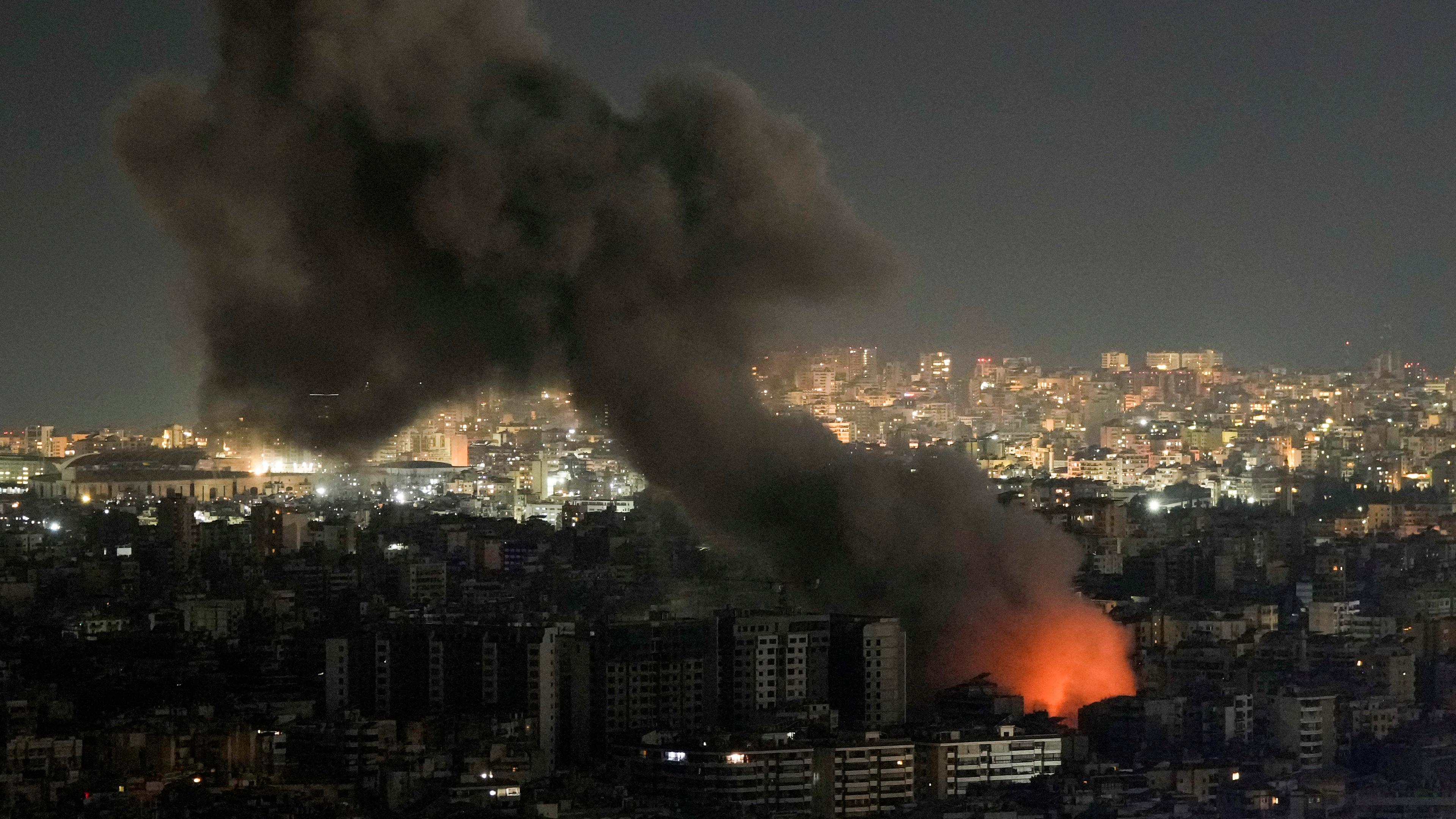 Flammen und Rauch steigen nach einem israelischen Luftangriff auf dem südlichen Vorort Dahiyeh