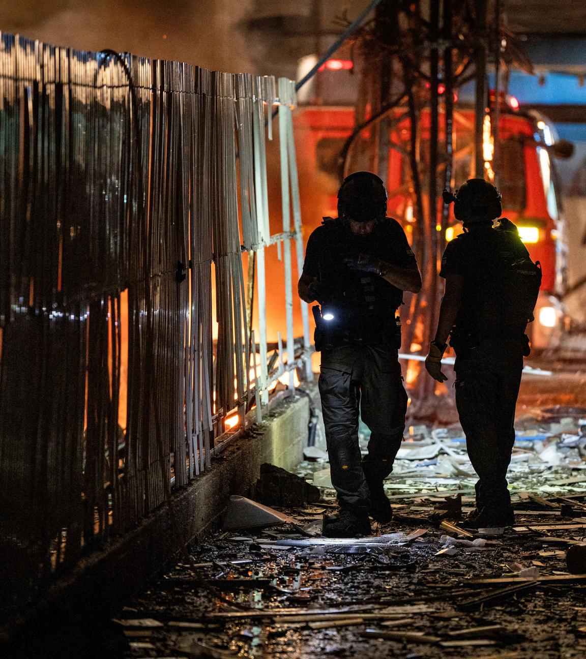 Sicherheitskräfte arbeiten an der Stelle, an der ein Gebäude in Ramat Gan von einer Rakete der Hisbollah getroffen wurde. 