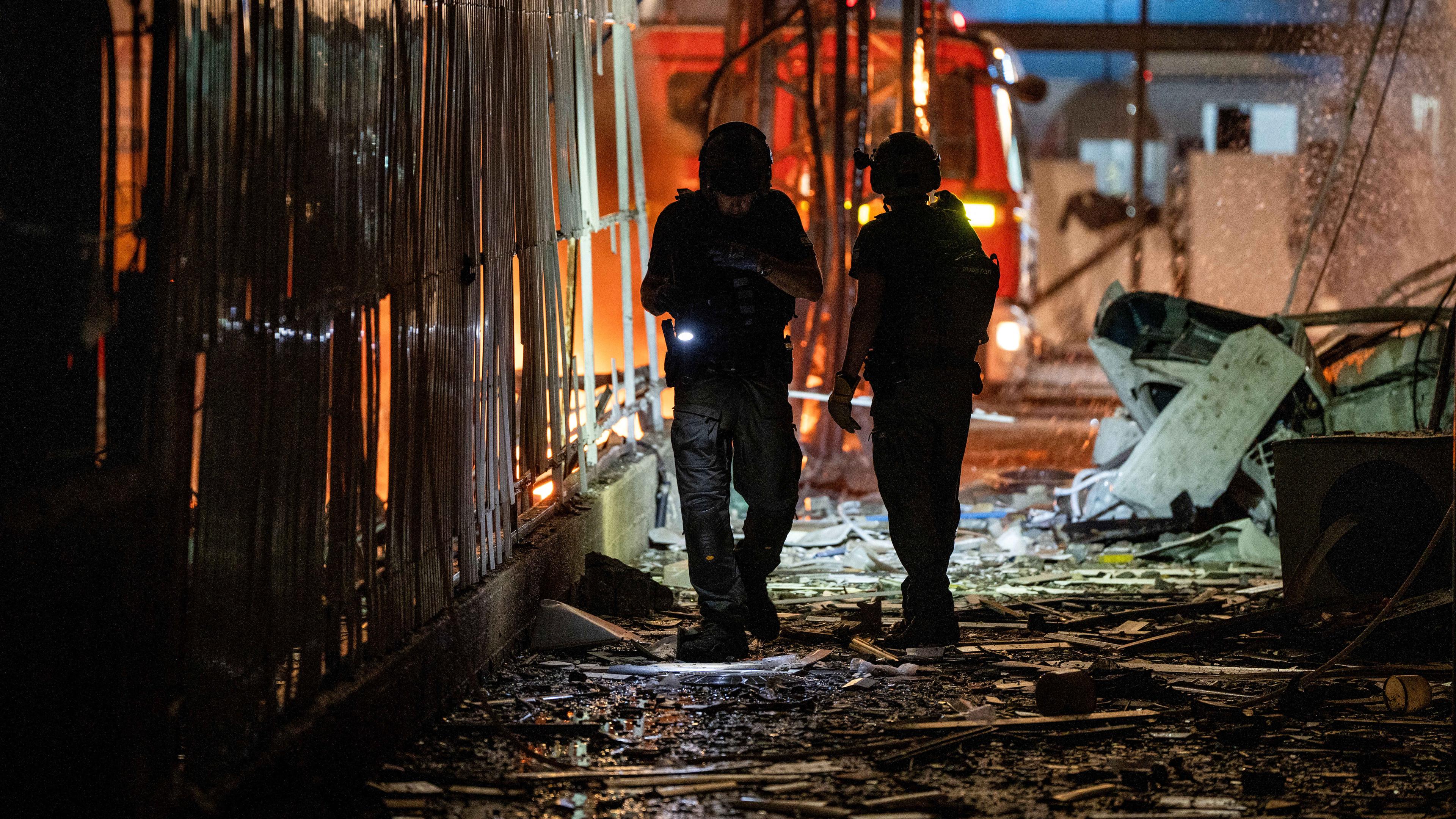 Sicherheitskräfte arbeiten an der Stelle, an der ein Gebäude in Ramat Gan von einer Rakete der Hisbollah getroffen wurde. 