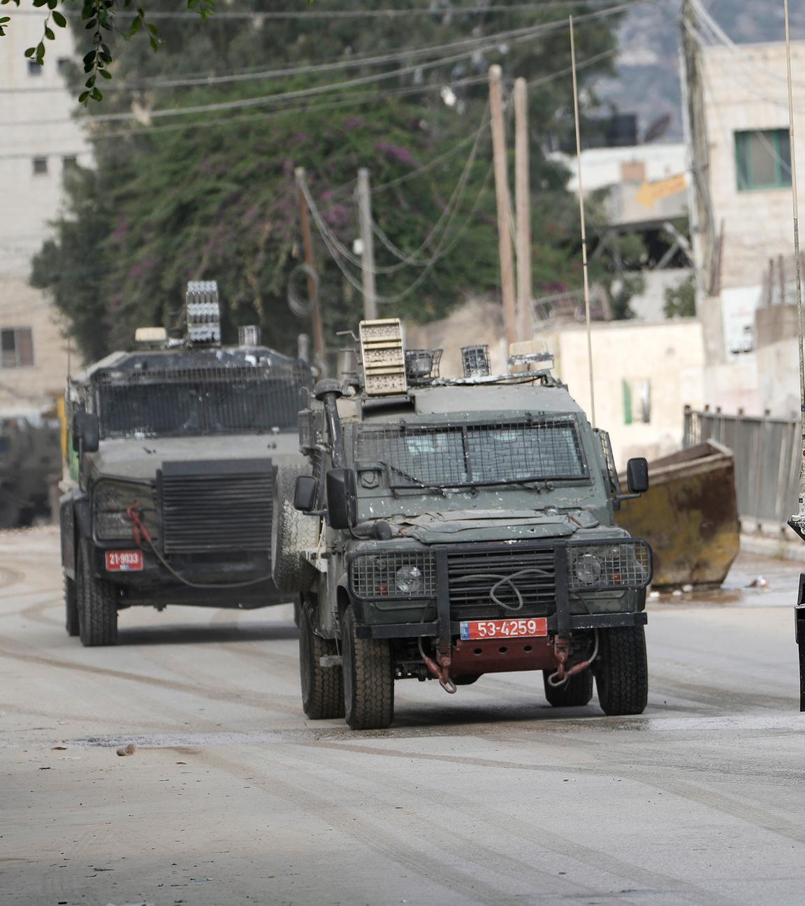 Israelische Panzerfahrzeuge bewegen sich auf einer Straße während einer Militäroperation im Westjordanland, aufgenommen am 28.08.2024