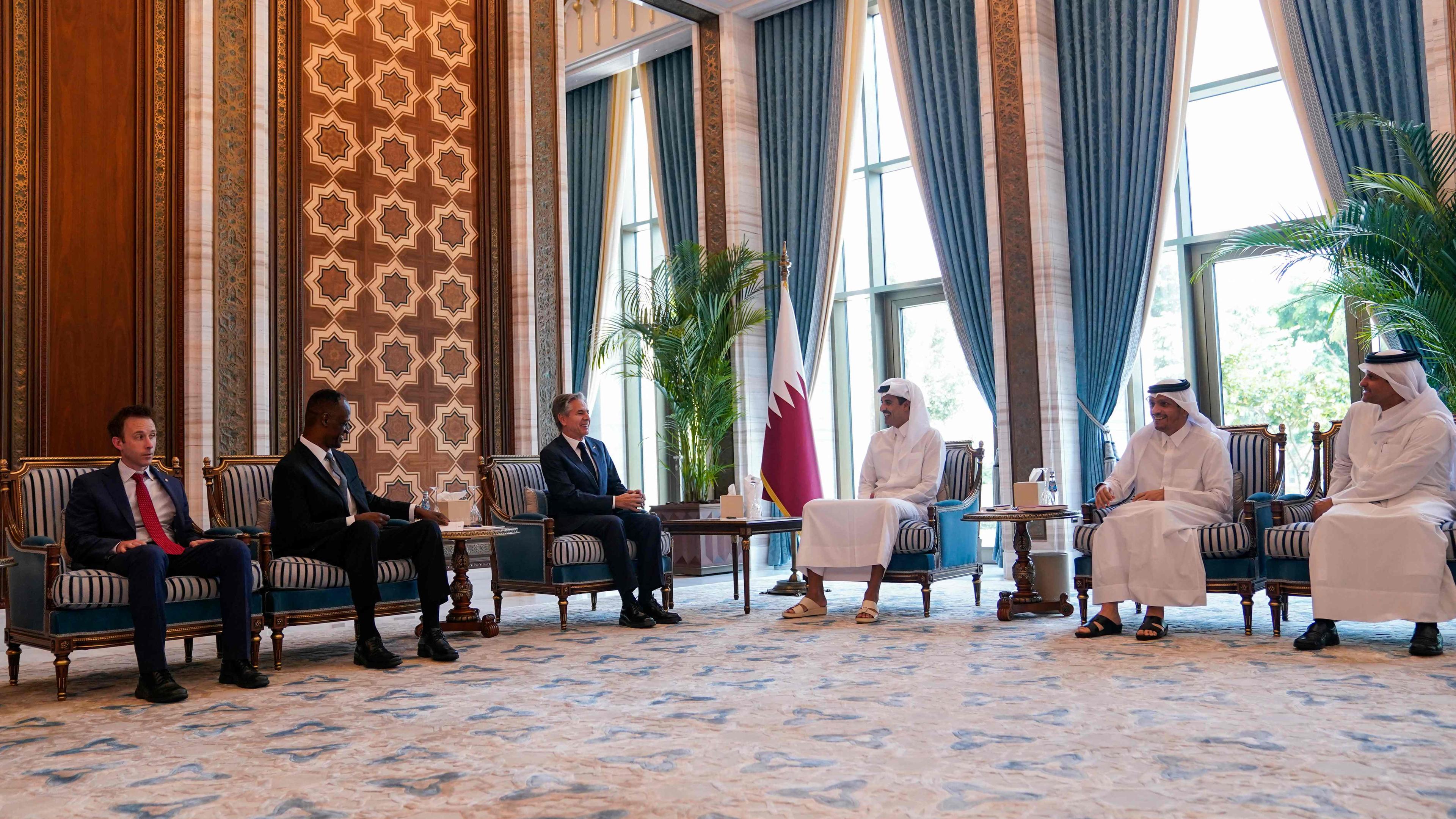 US-Außenminister Antony Blinken trifft den Emir von Katar, Tamim bin Hamad Al-Thani, in Doha