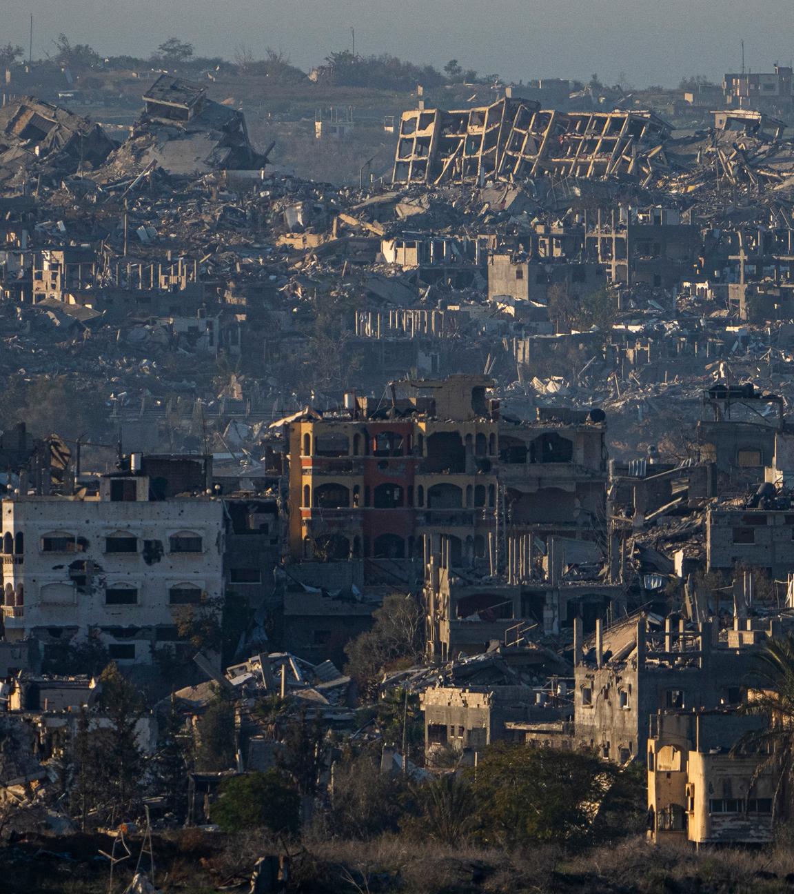 Zerstörte Gebäude sind vom Süden Israels aus im Gazastreifen zu sehen