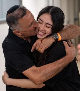 Die israelische Geisel Noa Argamani umarmt Familienangehörige, nachdem sie von der israelischen Armee aus der Gefangenschaft im Gazastreifen befreit wurde