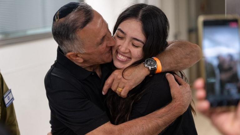 Die israelische Geisel Noa Argamani umarmt Familienangehörige, nachdem sie von der israelischen Armee aus der Gefangenschaft im Gazastreifen befreit wurde