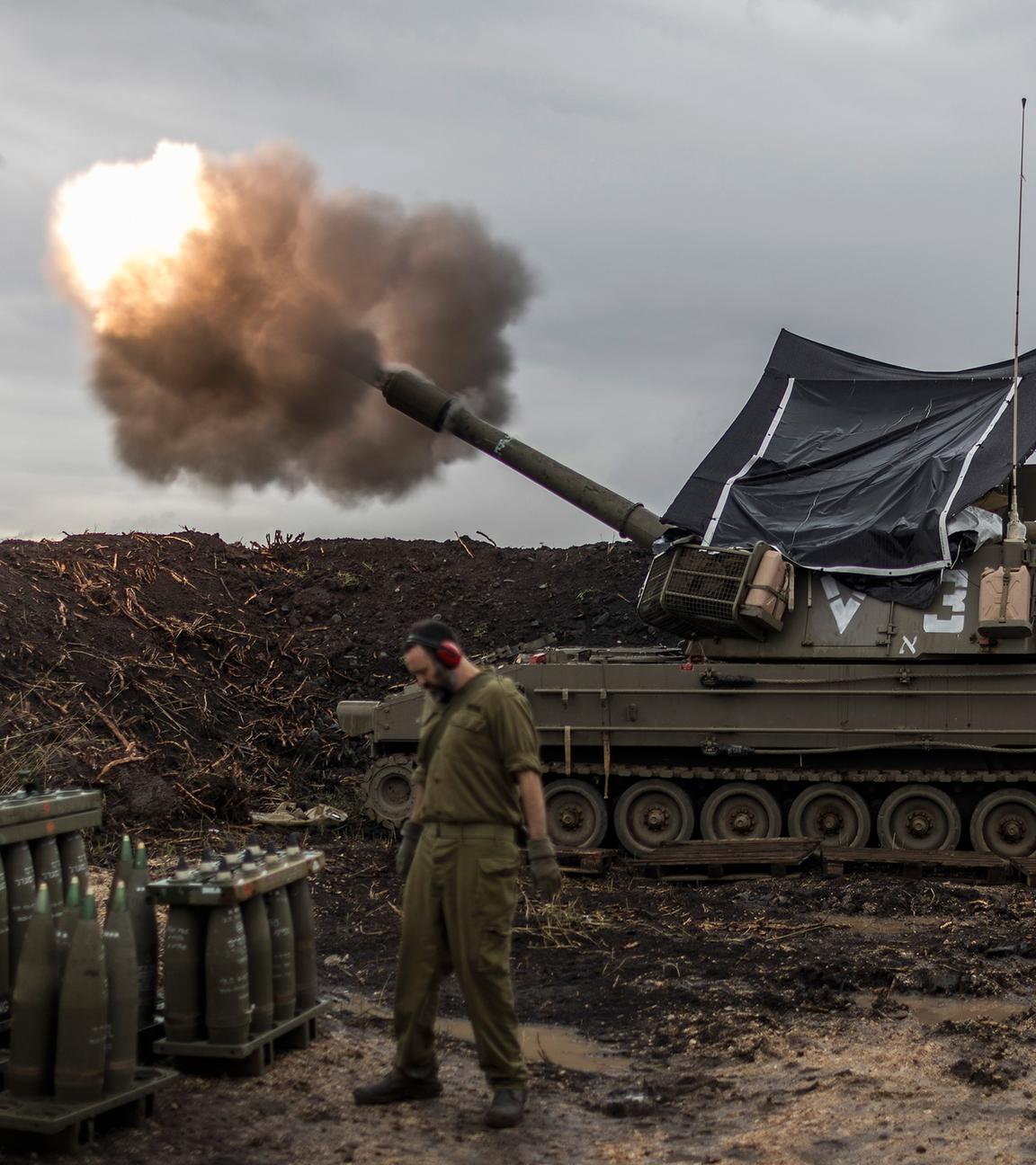 Archiv: Israelische Soldaten feuern nahe der Grenze zum Libanon eine Haubitze ab