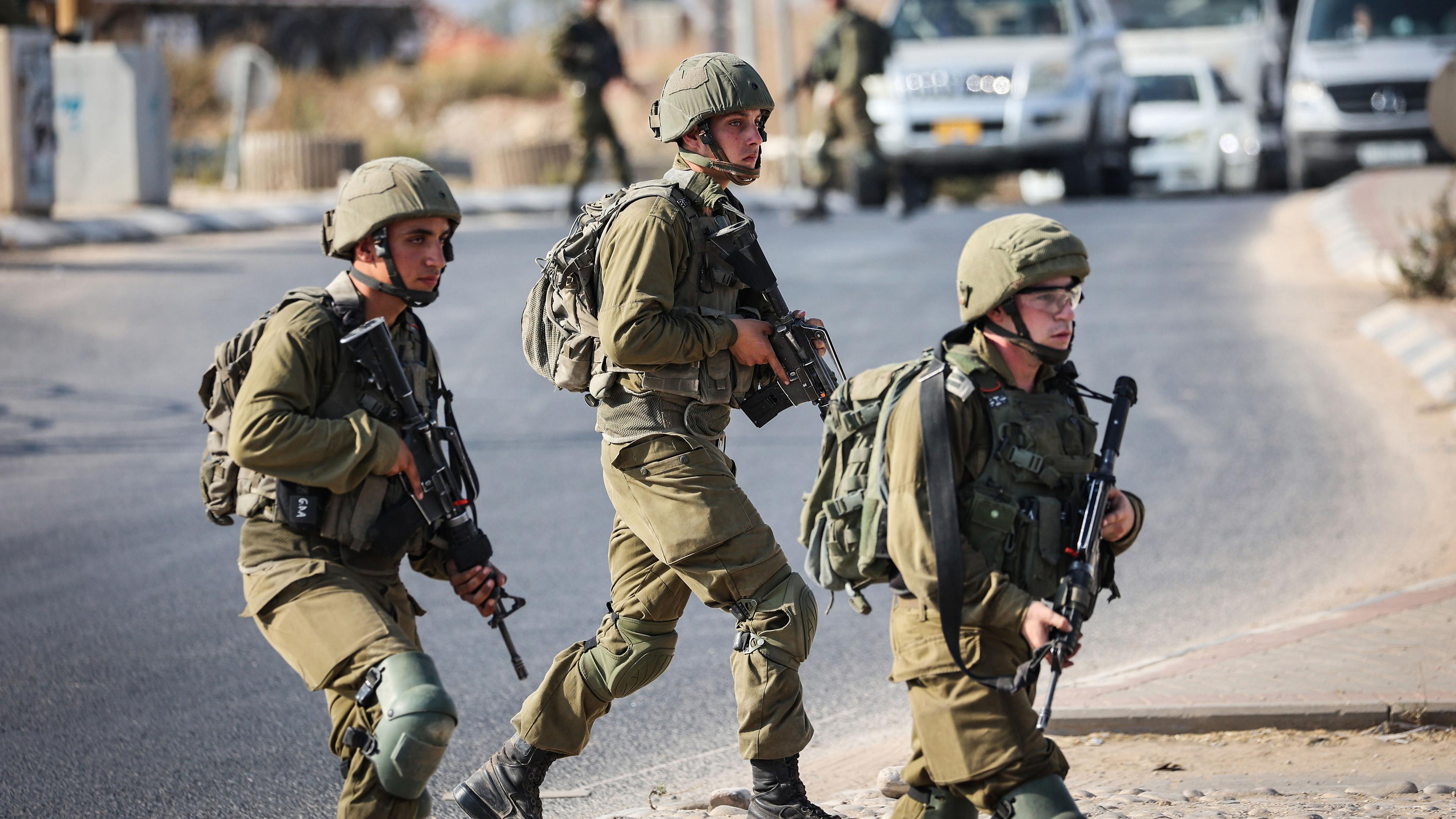 Israelische Soldaten blockieren eine Straße im Westjordanland, aufgenommen am 19.08.2023
