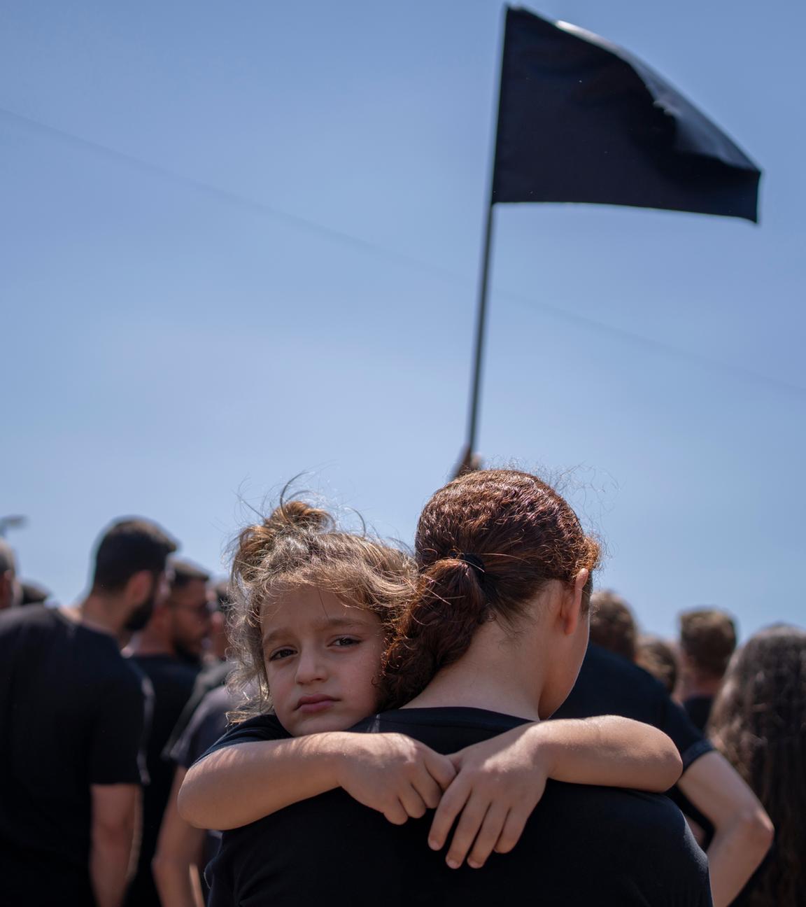 Familien und Angehörige Familien und Angehörige trauern am Ort eines Raketenangriffs in dem drusischen Ort Madschdal Schams 