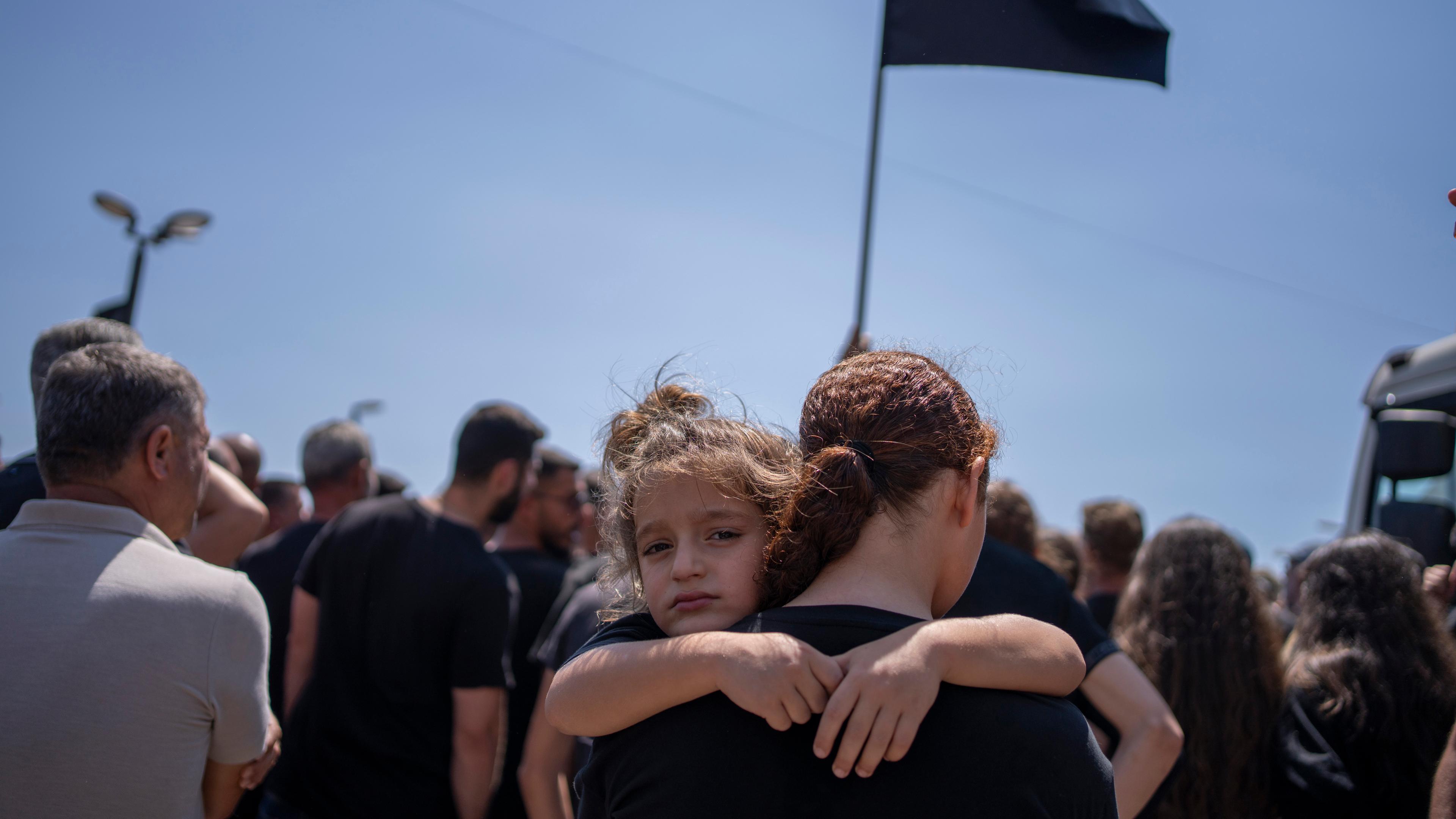 Familien und Angehörige Familien und Angehörige trauern am Ort eines Raketenangriffs in dem drusischen Ort Madschdal Schams 