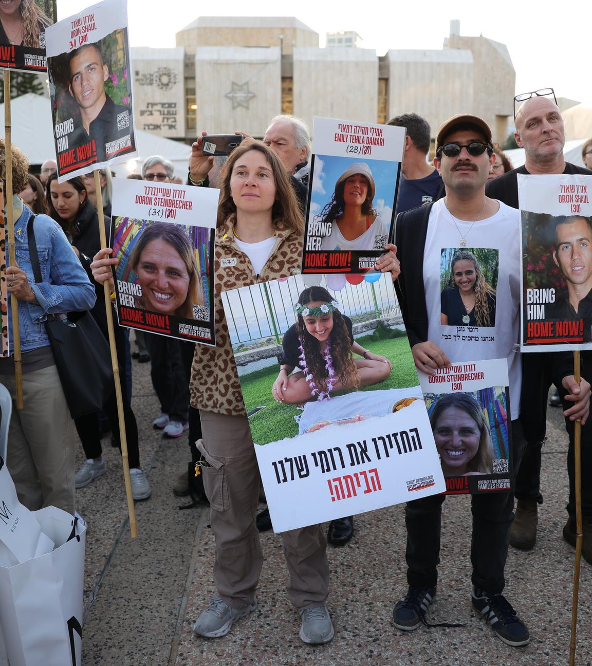 Menschen sehen einen Live-Stream auf einem Großbildschirm, der über die Freilassung der drei israelischen weiblichen Geiseln Romi Gonen, Emily Damari und Doron Steinbrecher berichtet, die von der Hamas an das Rote Kreuz übergeben wurden, auf dem Geiselplatz vor dem Militärstützpunkt Kirya, als die Waffenruhe in Gaza in Kraft trat, in Tel Aviv, Israel, am 19. Januar 2025.