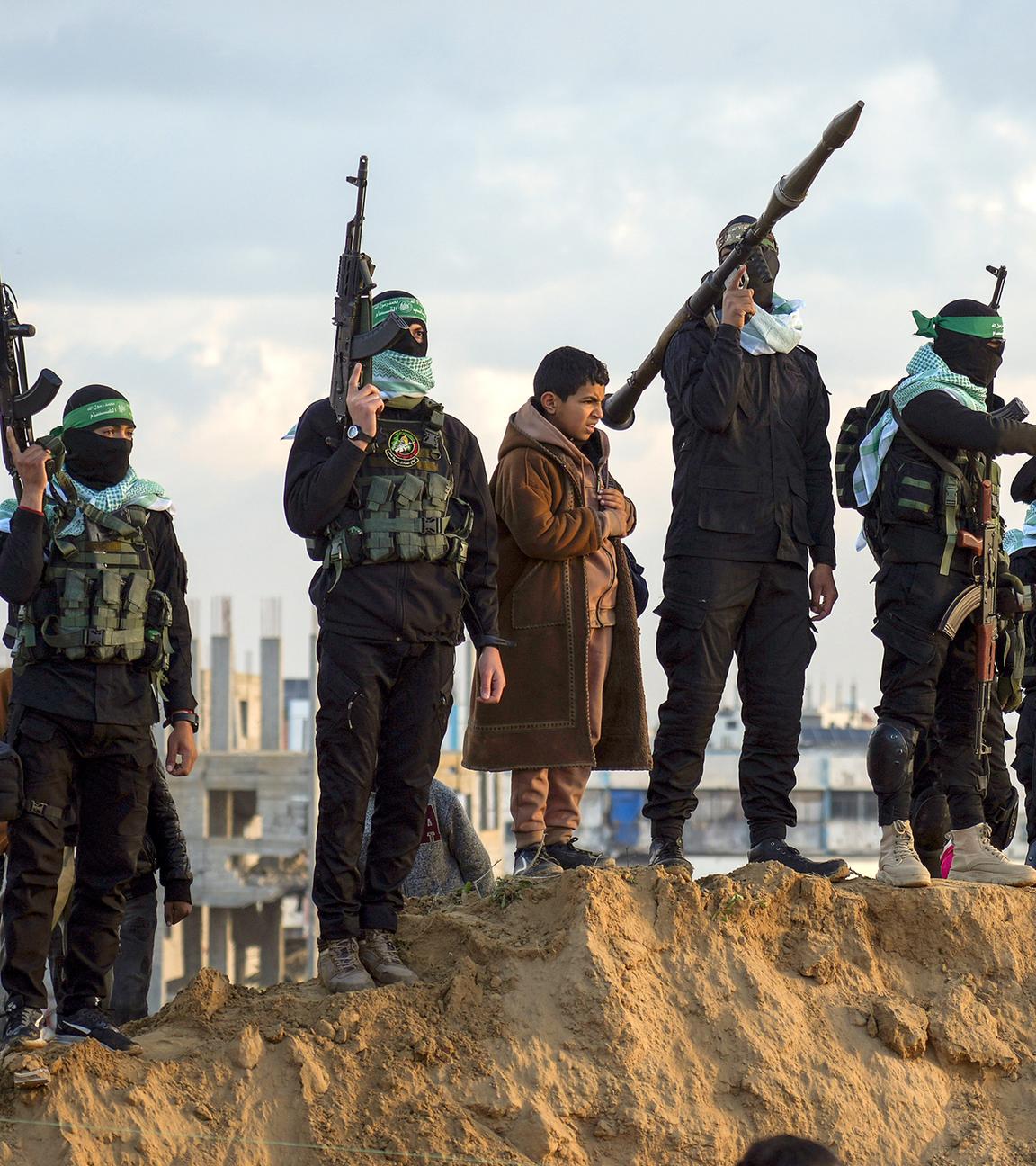 Kämpfer der Terrororganisation Hamas gehen vor der Übergabe in Stellung, aufgenommen am 20.02.2025