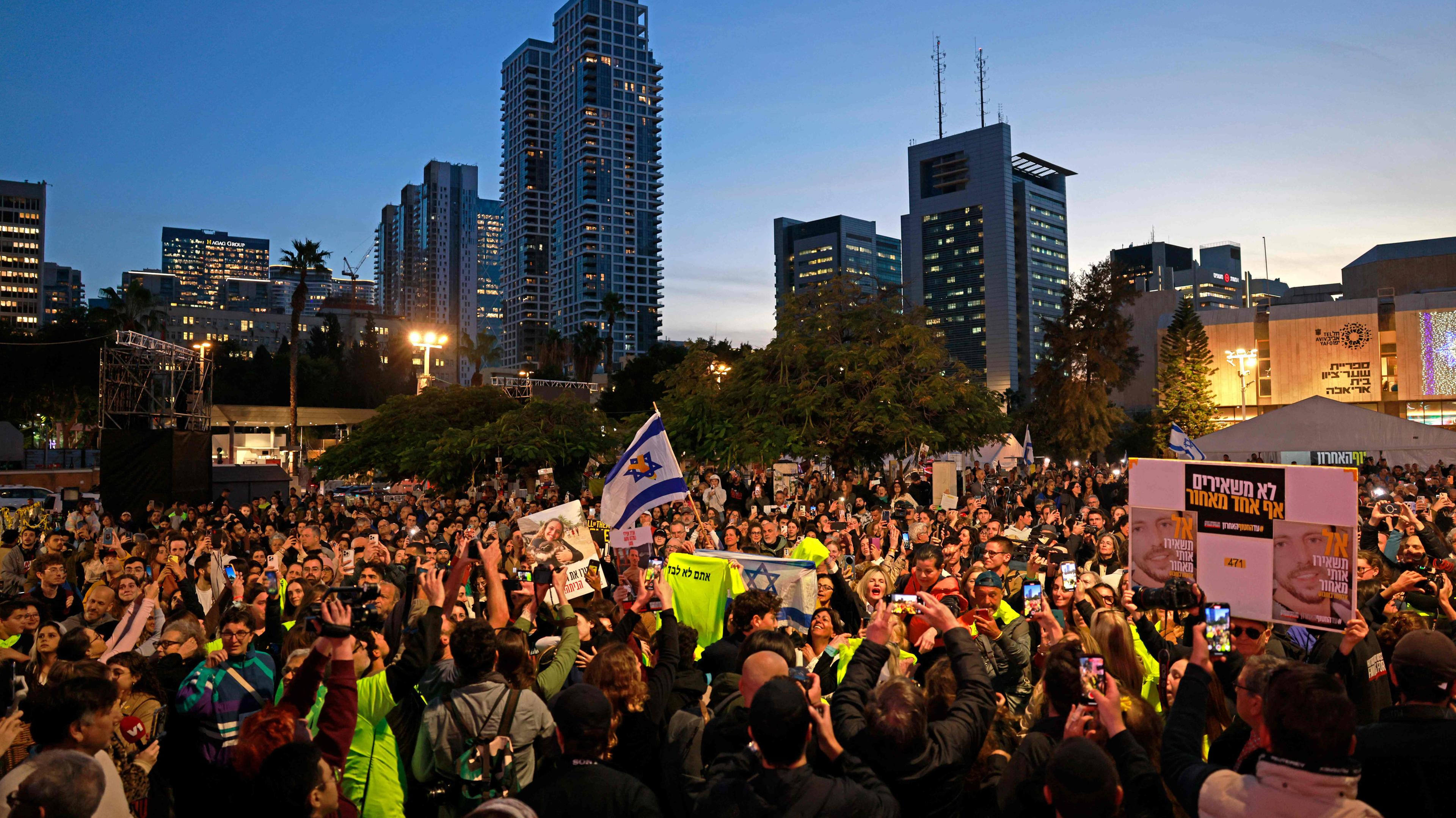 Unterstützer und Verwandte von Geiseln sehen in Tel Aviv eine Live-Fernsehübertragung über die Freilassung israelischer Geiseln