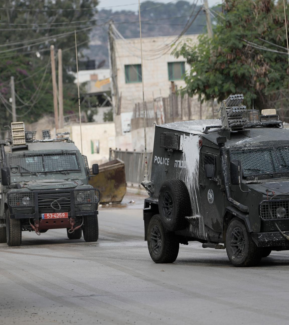 Israelische Panzerfahrzeuge bewegen sich auf einer Straße während einer Militäroperation im Westjordanland. 