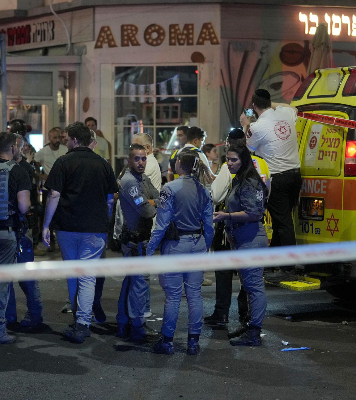  Israelische Polizisten und Rettungskräfte versammeln sich am Tatort einer tödlichen Explosion am frühen Freitag in Tel Aviv