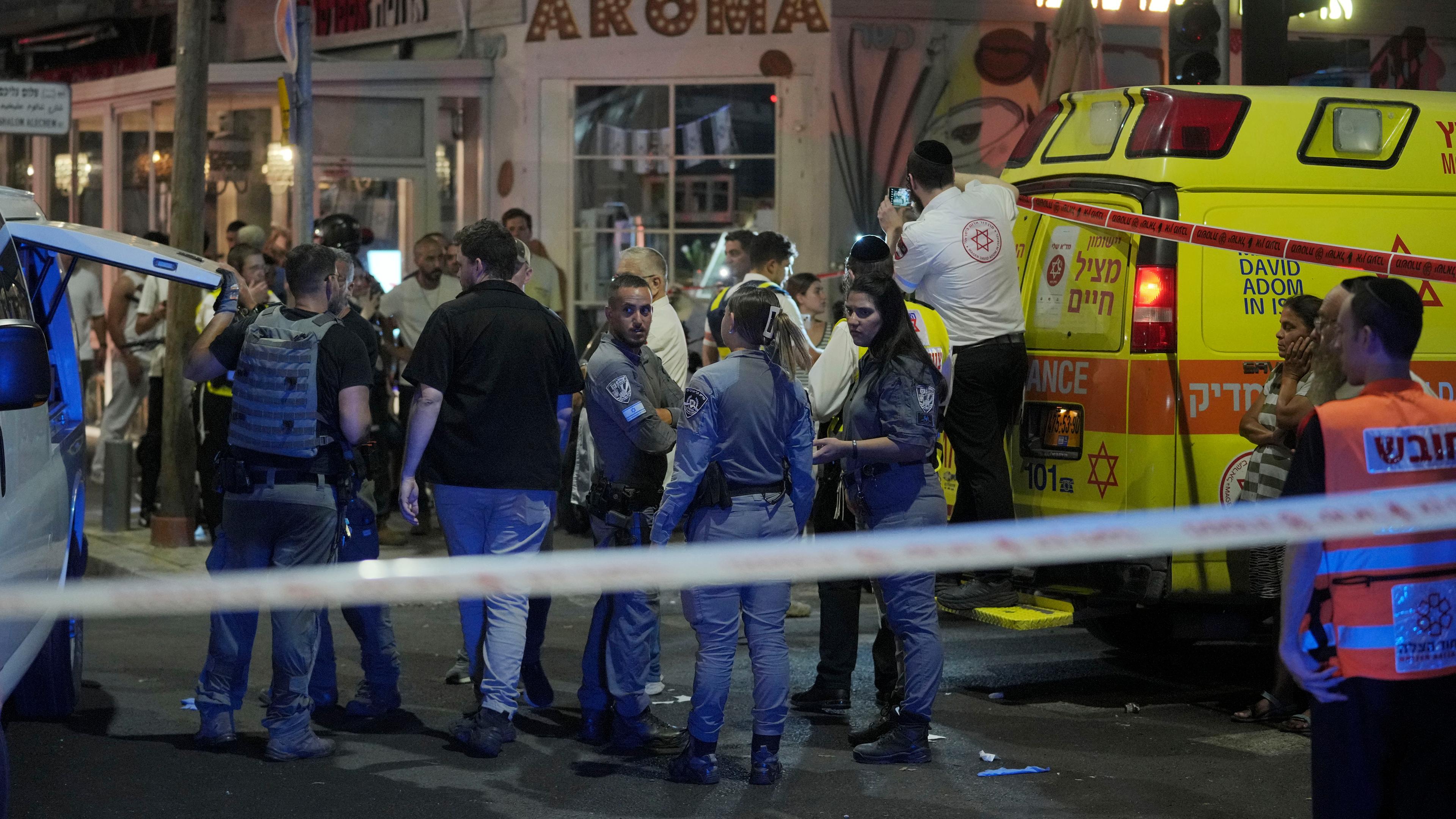  Israelische Polizisten und Rettungskräfte versammeln sich am Tatort einer tödlichen Explosion am frühen Freitag in Tel Aviv