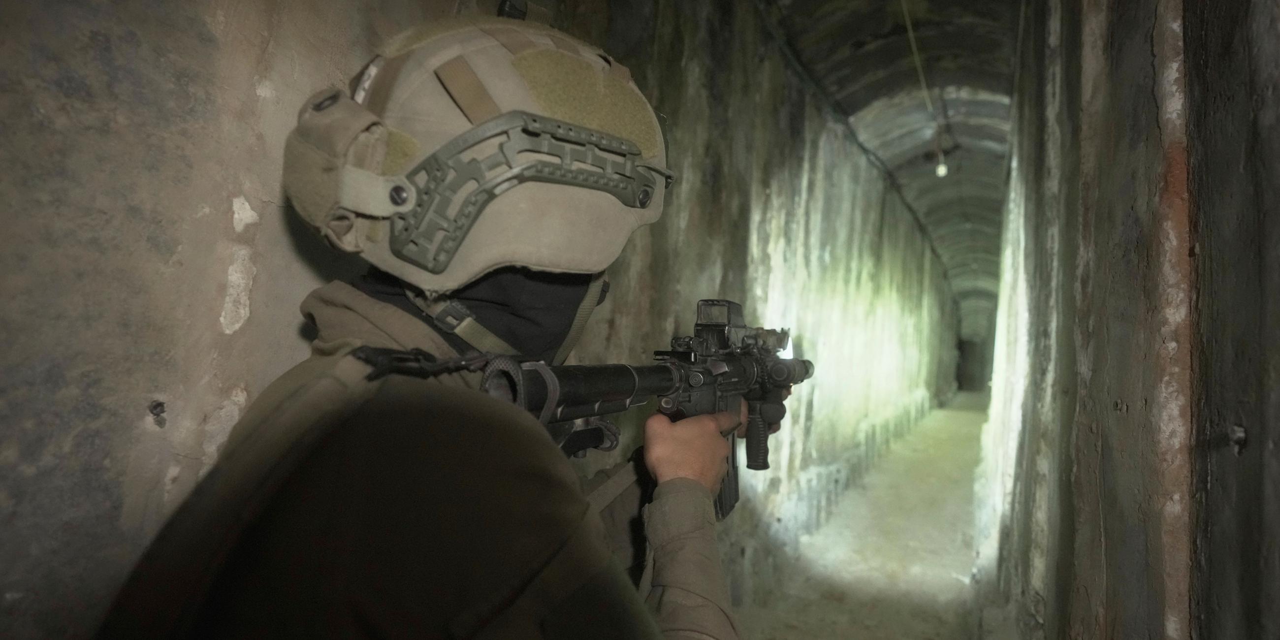 Archiv:  Israelische Soldaten zeigen den Medien einen unterirdischen Tunnel, der unter dem Schifa-Krankenhaus in Gaza-Stadt gefunden wurde. 