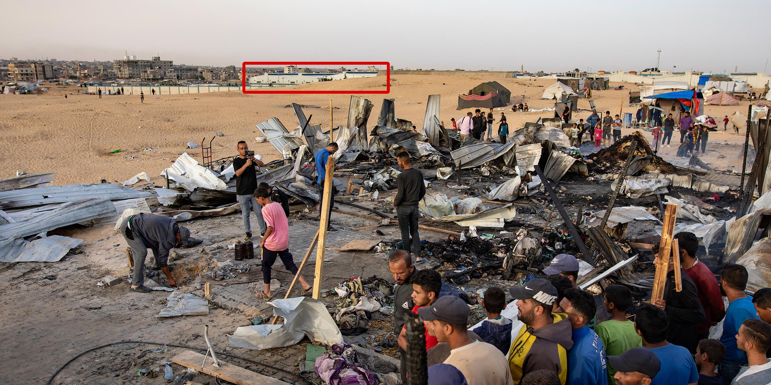 Palästinensische Gebiete, Rafah: Palästinenser inspizieren zerstörte Zelte und Unterkünfte neben einem ausgebrannten Auto nach einem israelischen Luftangriff auf ein Flüchtlingslager.