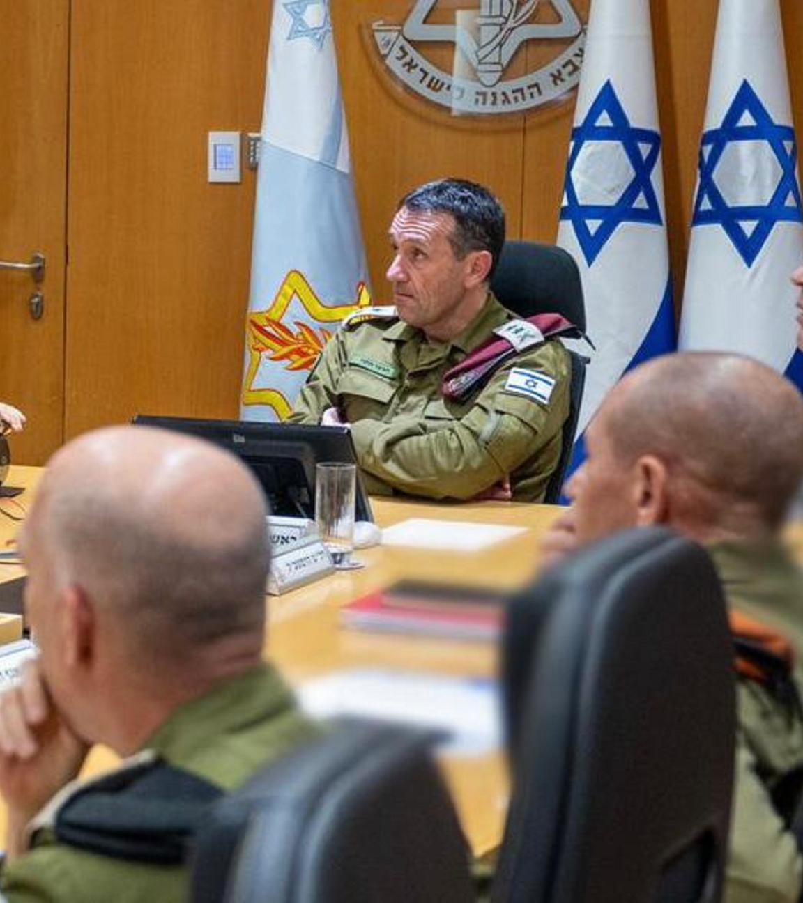 Israel, Tel Aviv: Israelischer Generalstabschef Herzi Halevi (M) nimmt an einer Sitzung im Hauptquartier der IDF in Tel Aviv, Israel, teil.