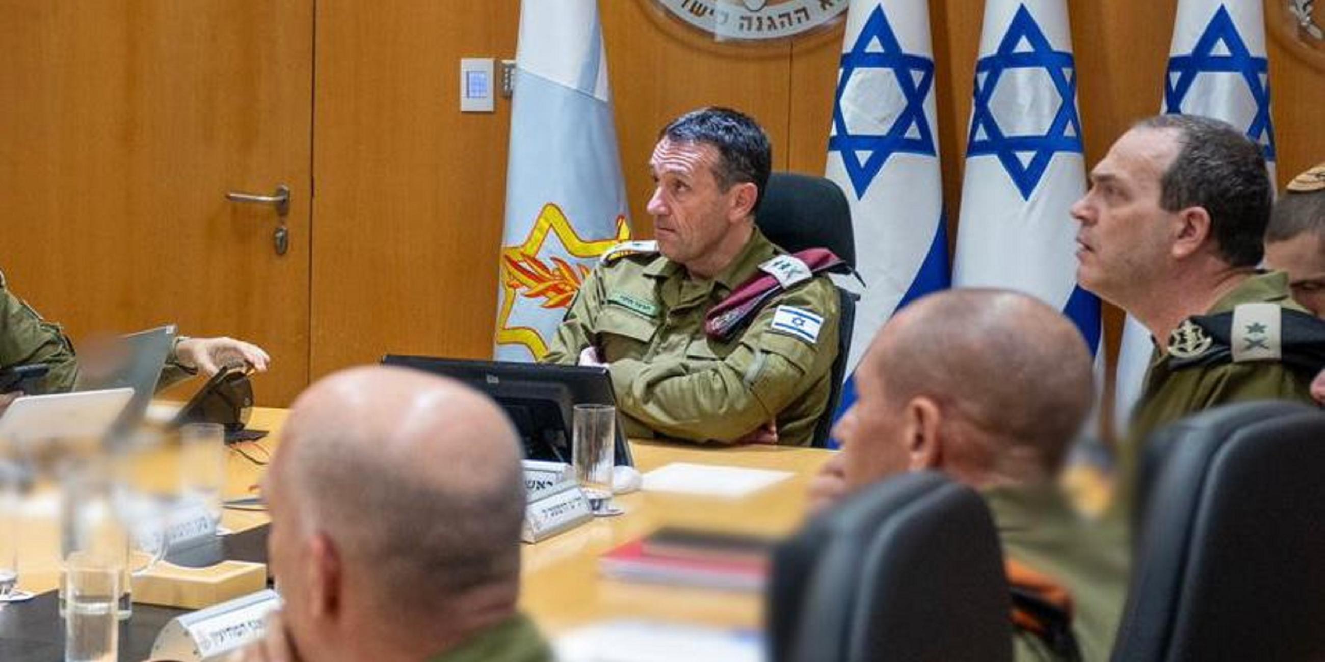 Israel, Tel Aviv: Israelischer Generalstabschef Herzi Halevi (M) nimmt an einer Sitzung im Hauptquartier der IDF in Tel Aviv, Israel, teil.