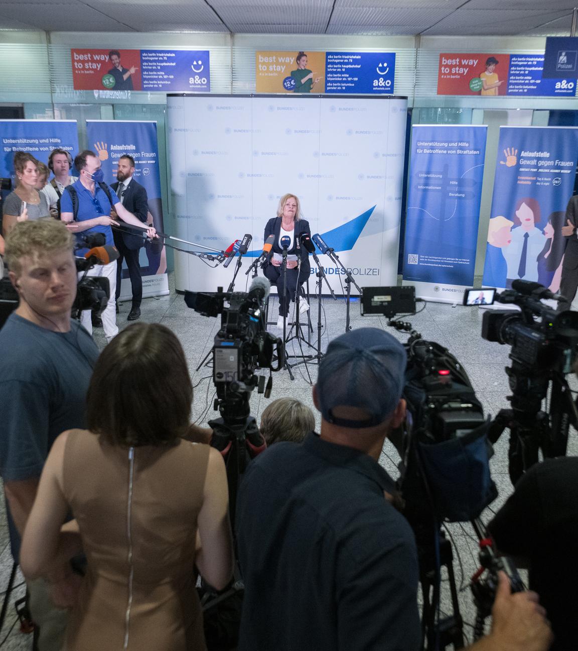 Bundesinnenministerin Nancy Faeser (SPD) spricht nach dem Besuch einer Anlaufstelle der Bundespolizei, in der Frauen, die Opfer von Gewalt geworden sind, Beratung und Unterstützung erhalten können, im Ostbahnhof. 