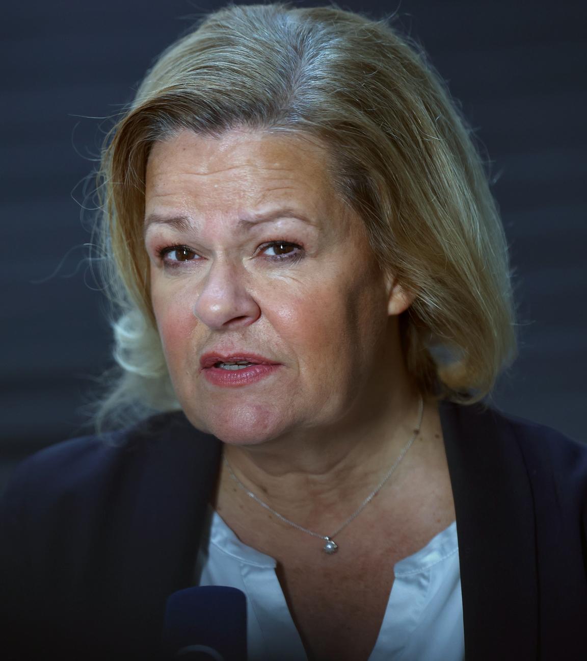 Bundesinnenministerin Nancy Faeser spricht mit Journalisten in Berlin.