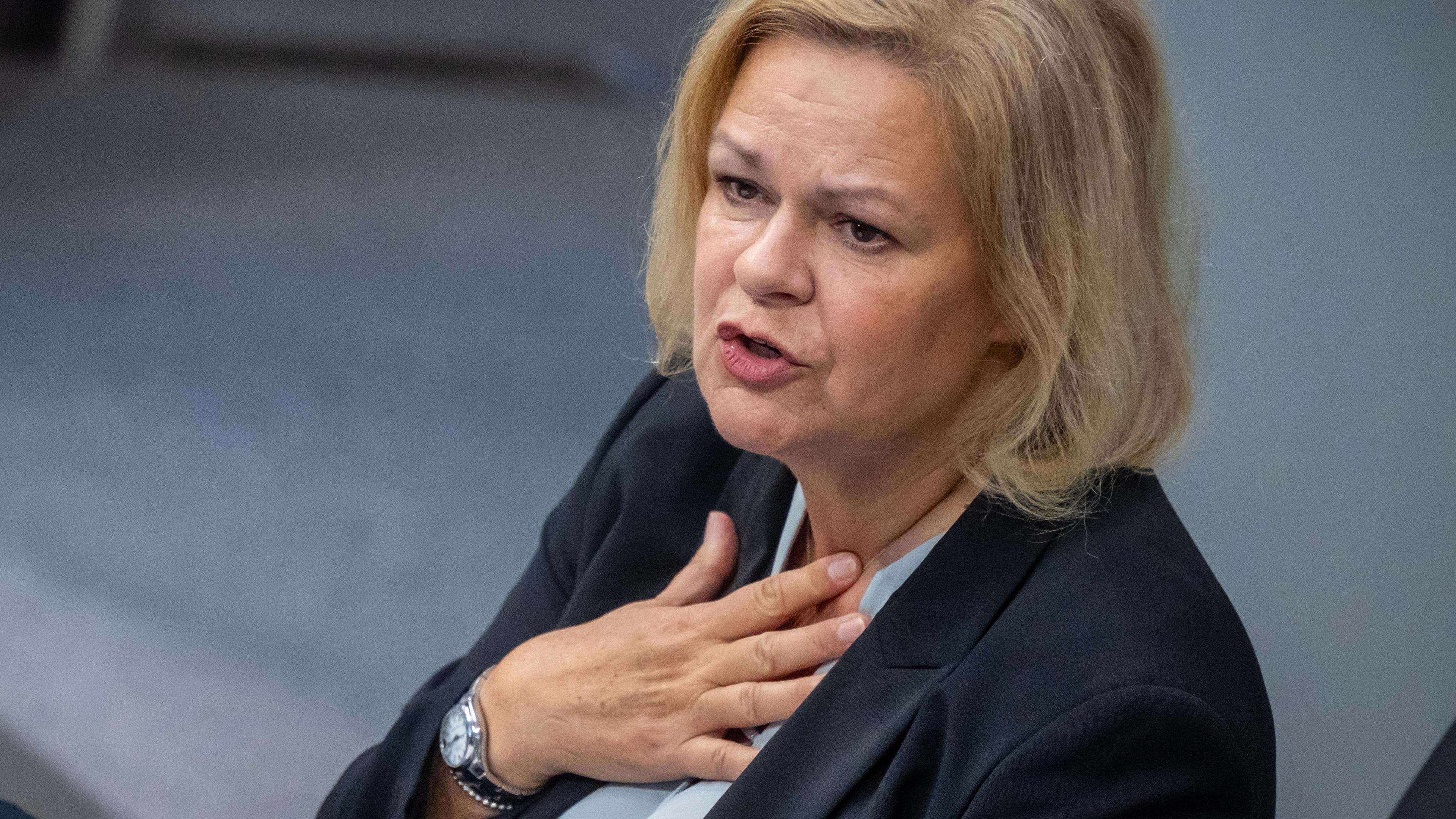 Bundesinnenministerin Nancy Faeser von der SPD spricht im Deutschen Bundestag