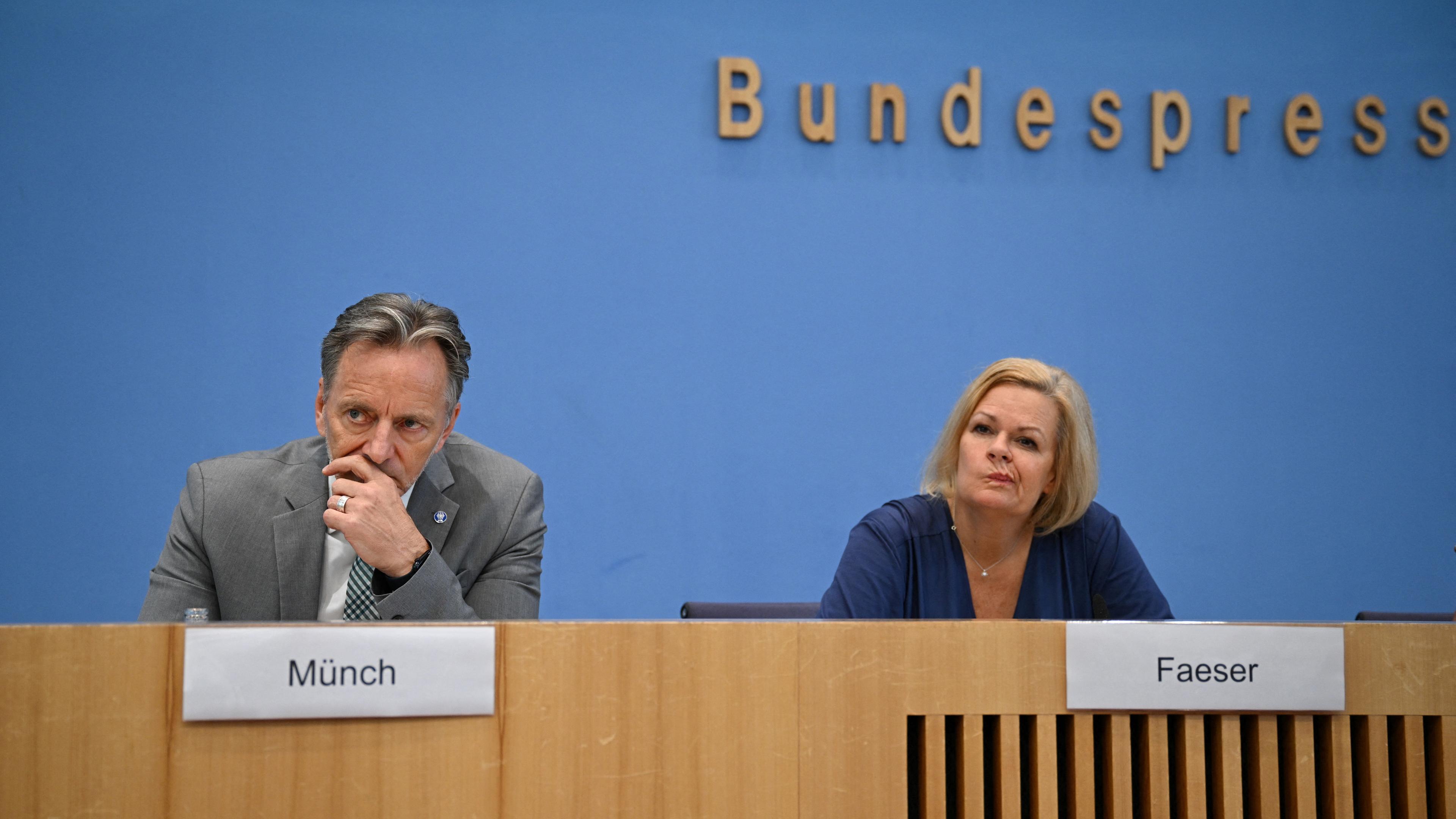 Die deutsche Innenministerin Nancy Faeser und der Präsident des Bundeskriminalamtes (BKA), Holger Münch, halten am 5. September 2024 in Berlin eine Pressekonferenz ab, um über die organisierte Kriminalität 2023 im Land zu berichten.