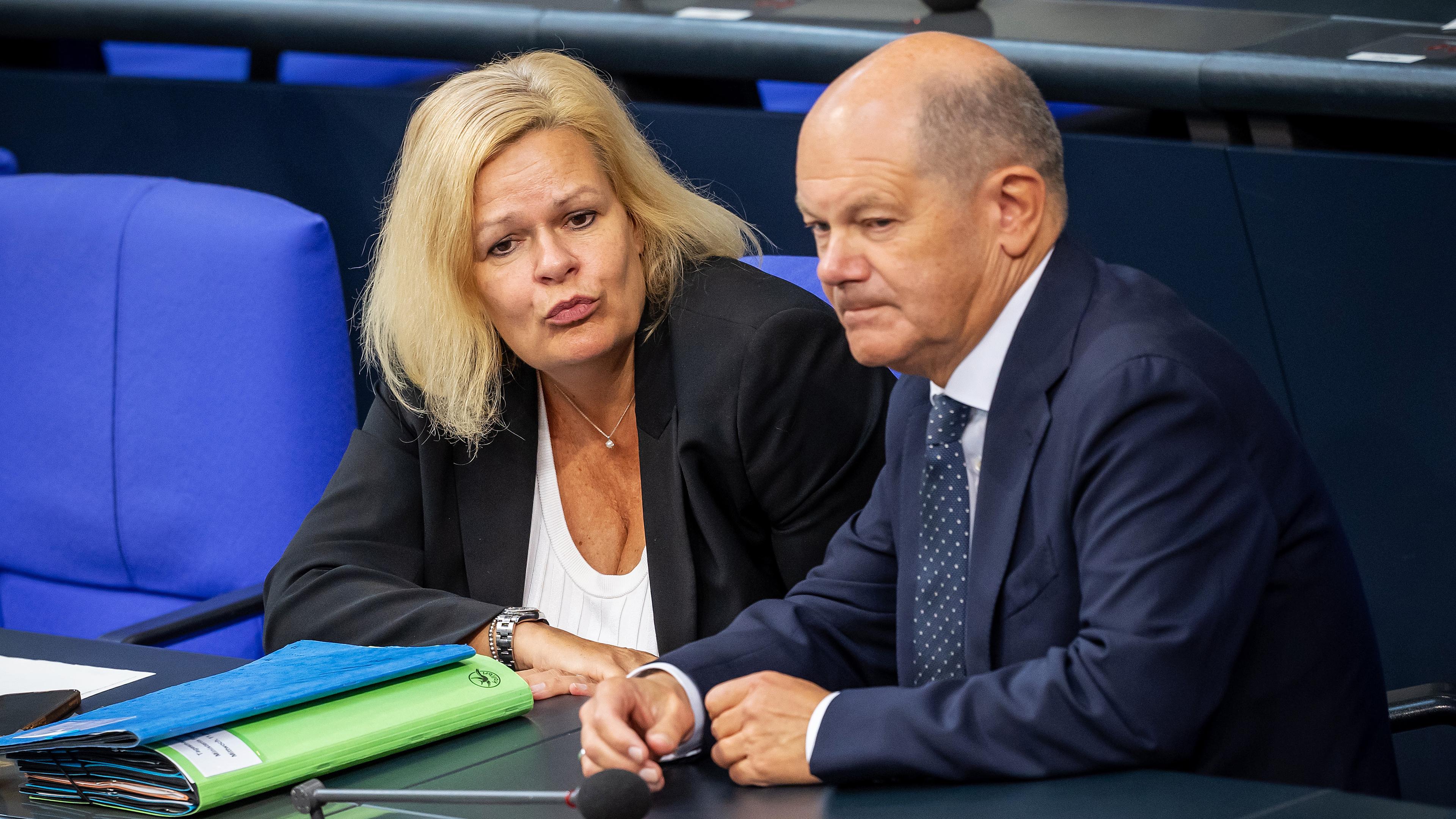 Nancy Faeser (SPD), Bundesministerin des Innern und Heimat, spricht mit Bundeskanzler Olaf Scholz, aufgenommen am 11.09.2024